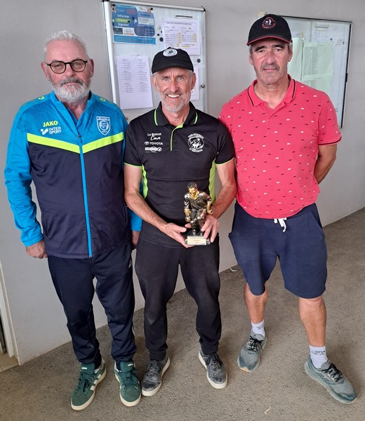 Le vainqueur du a avec son trophee entoure de pascal ledain pdt villaines et dominique bruneau comite 