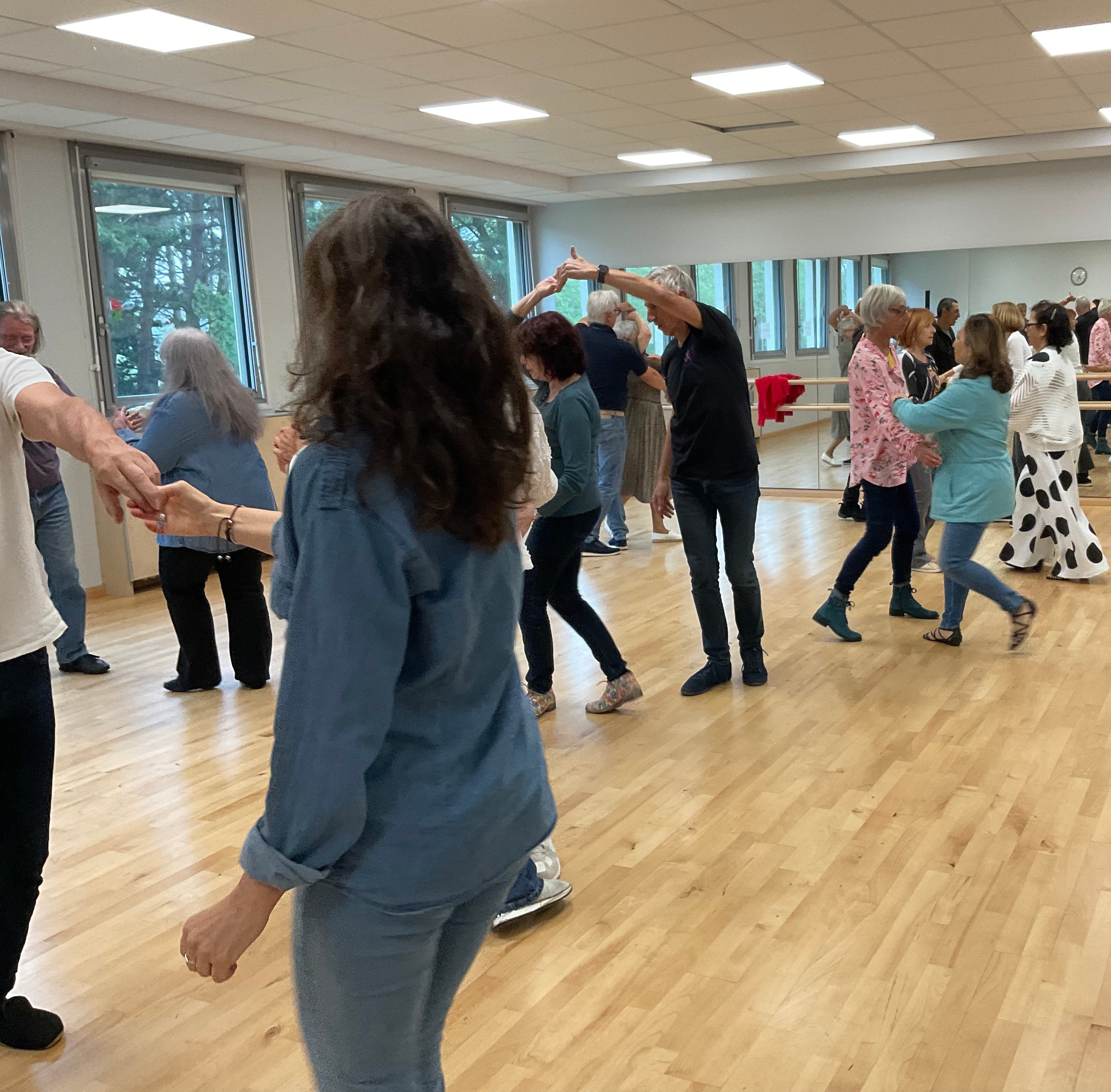 Danseurs de west coast swing lors d'un cours à la Maison des Associations de Lorient