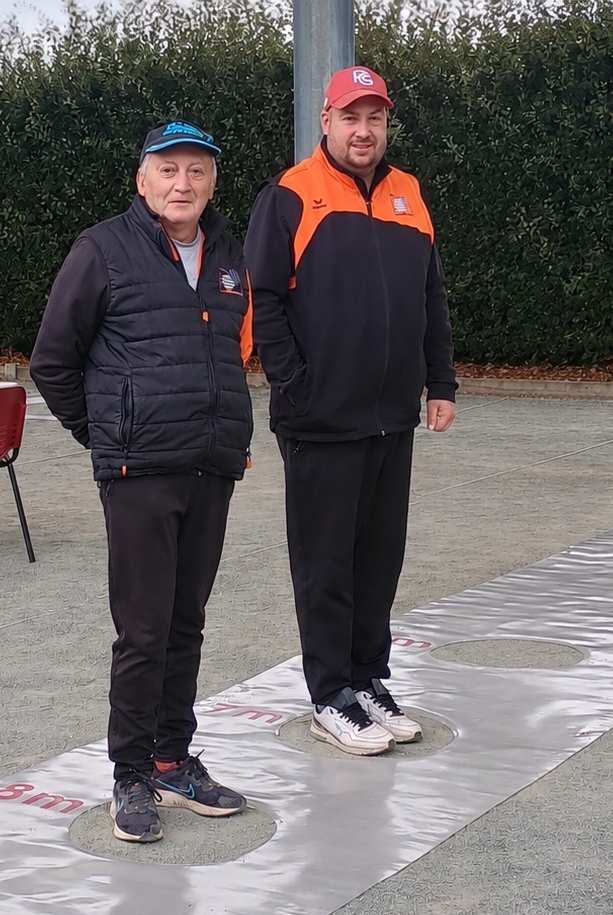 Deux-joueurs-de-petanque-sur-le-terrain-1-