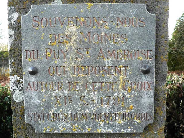 Puy st ambroise stele la croix se dresse pendant que le monde tourne copie