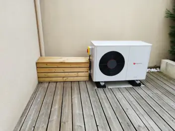 La pompe à chaleur (PAC) est un système de chauffage qui utilise l'énergie contenue dans l'air, l'eau ou le sol pour chauffer un logement, et produire de l'eau chaude sanitaire à Rezé