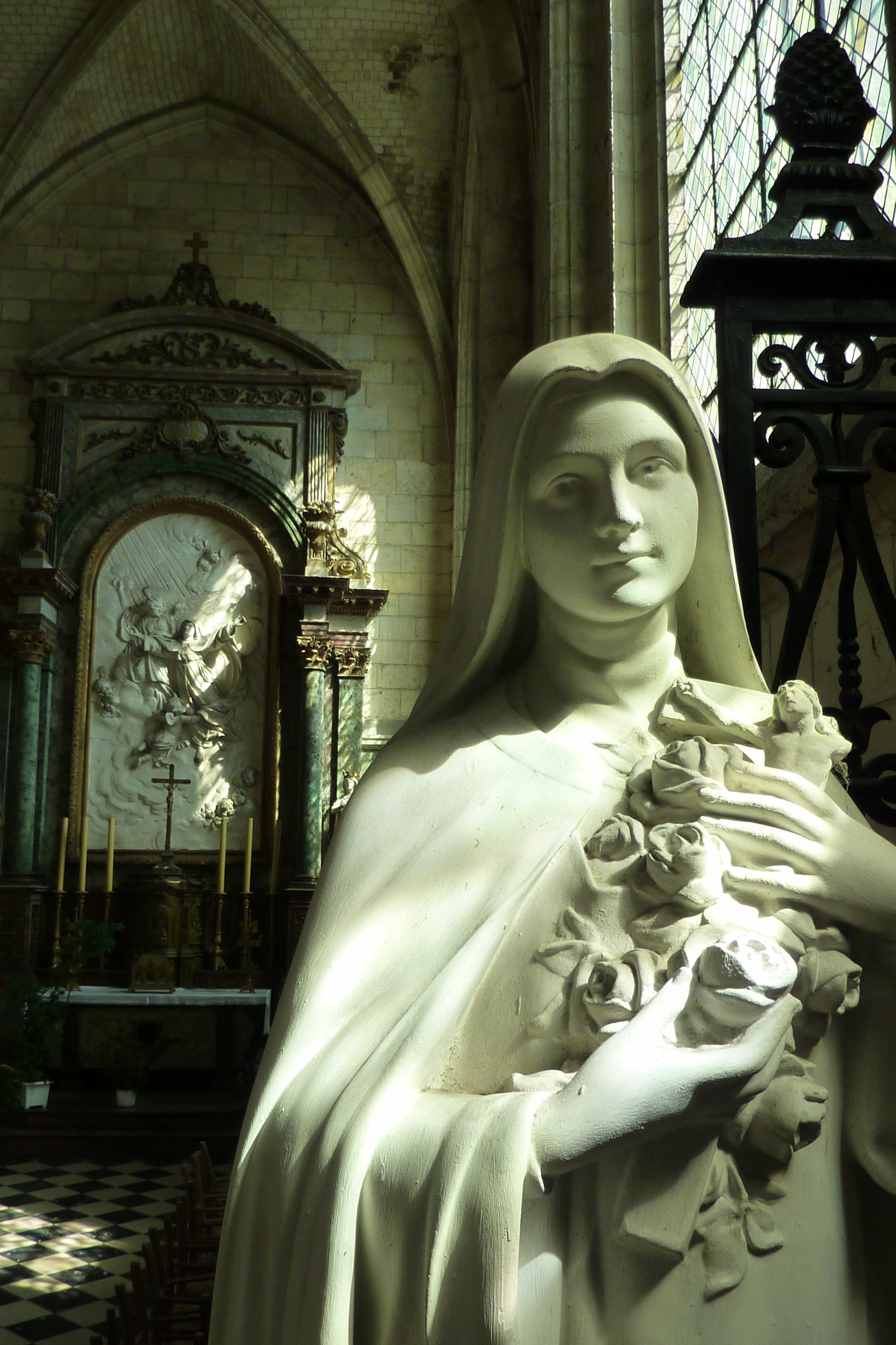 + Sainte Thérèse de LISIEUX (1873-1897), religieuse carmélite et docteure de l'Eglise, dans le collatéral sud, Abbatiale Saint-Pierre de CORBIE / Photo : Paul PARIS, paulparis2012@gmail.com,  Tous droits réservés