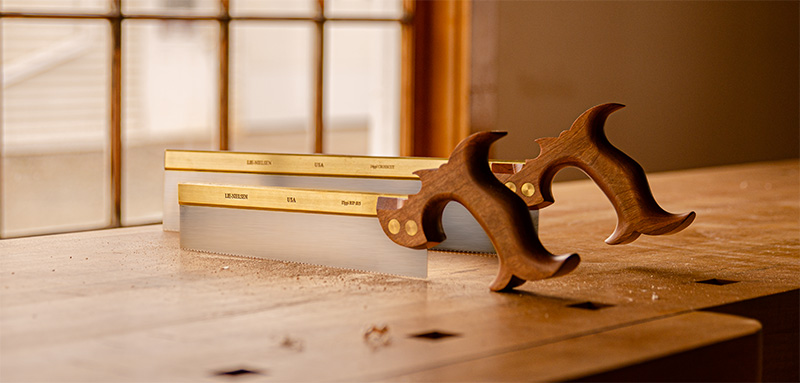 Deux scies à dos Lie-Nielsen : Une scie à queues d'aronde et une scie à tenons. Les deux sont de profil rectangulaire, ici.