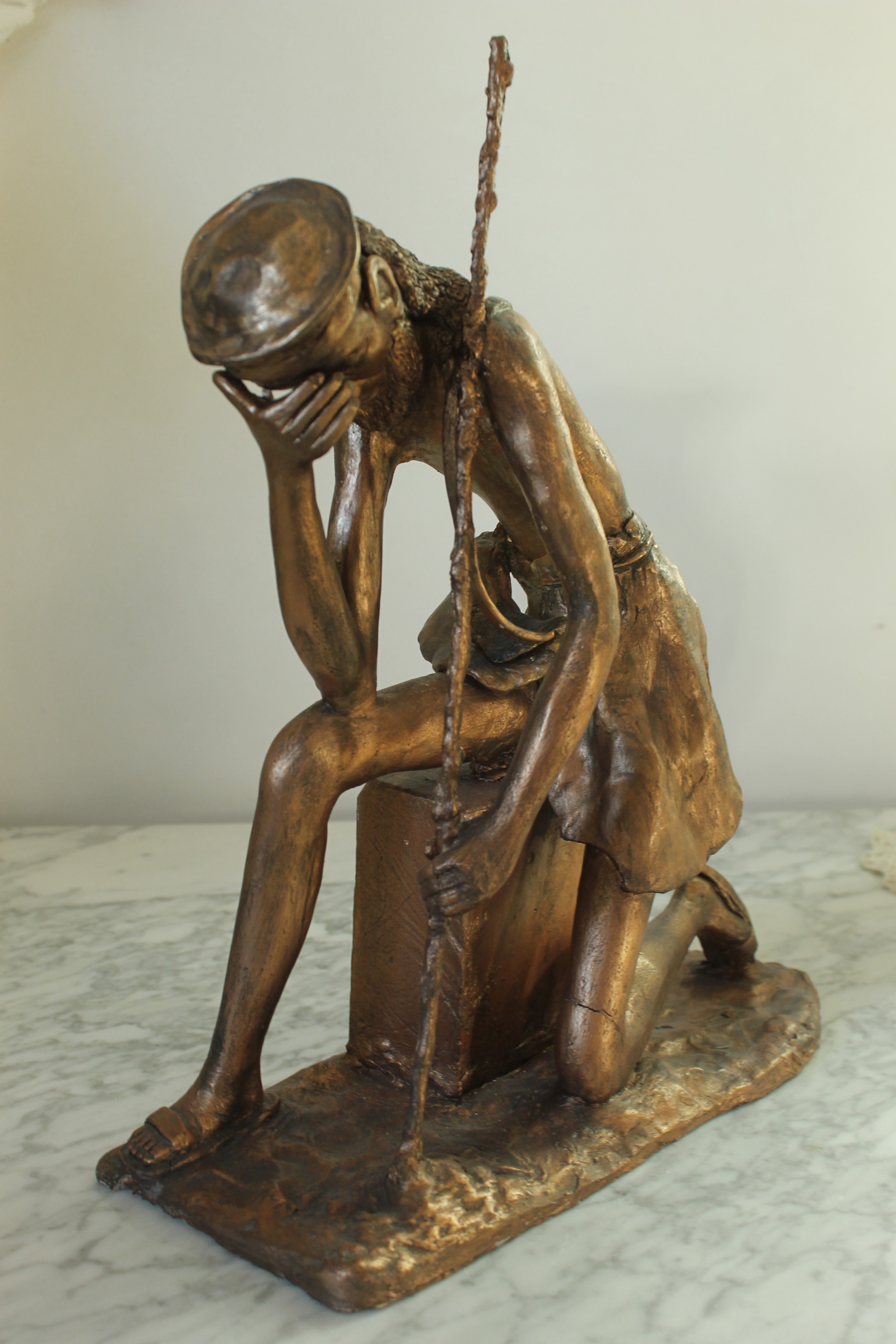 Le pelerin hauteur 35 argile peinte et resine la souffrance le doute 2017