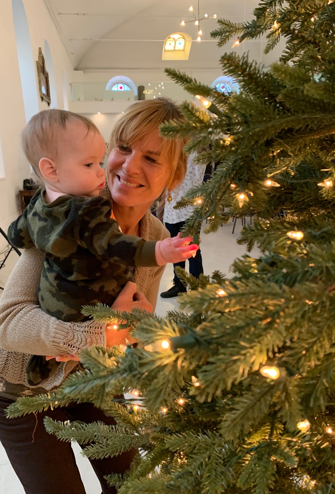 2025 11 23 christ king sunday tree set up 13 