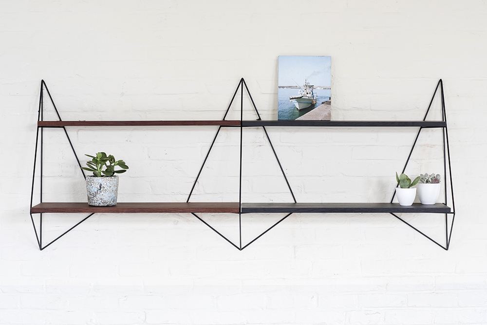 SERAX - Etagère fil métal et bois - Design PJ MARES
Une petite étagère au design d'inspiration italienne et sixties. Structurée par deux montants en métal laqué noir, deux étagères en bois teinté permettent de mettre en scène livres et objets. Son design sobre et simple lui donne une élégance qui fait penser à celle des fameuses étagères String ou Tomado. Ses montants évoquent des volumes d'origami. Elle trouvera sa place dans un salon d'inspiration loft ou dans une ambiance bohème chic et se mêlera sans complexe à de la brocante vintage.
 
