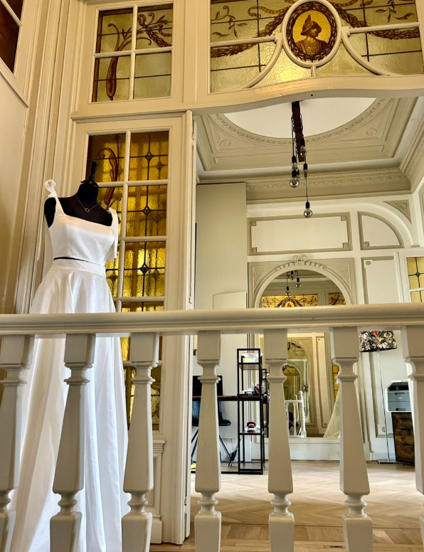 Showroom-Queen-to-Be