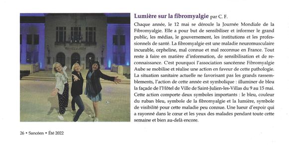 Lumière sur la fibromyalgie : Article du magazine Le Sancéen sur l'Association Fibromyalgie Aube pour la Journée Mondiale de la Fibromyalgie, avec l'éclairage en bleu des hôtels de ville de Saint-Julien-les-Villas et de Troyes Champagne Métropole,