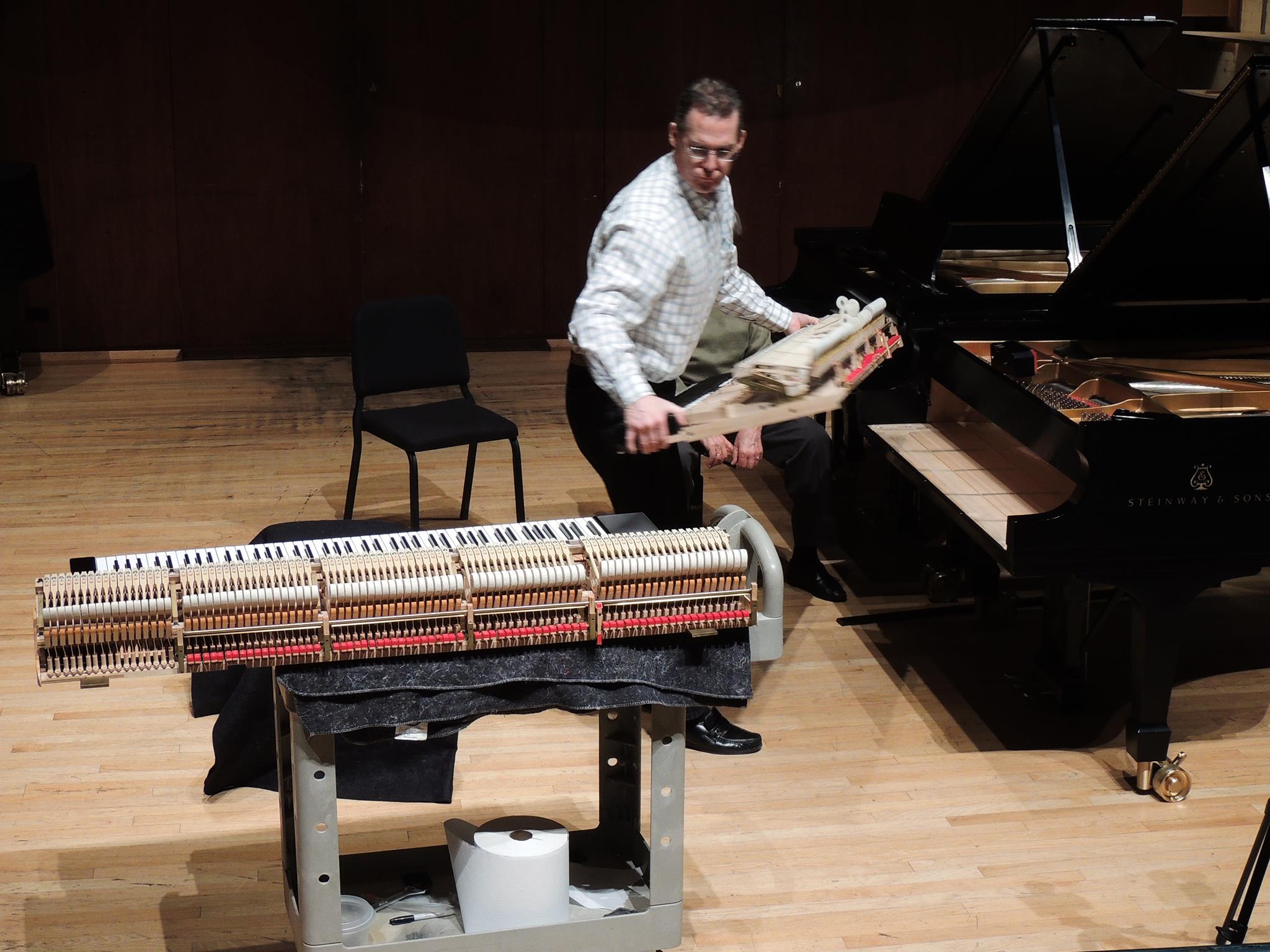 Changement de clavier au concours de piano a dallas 2014