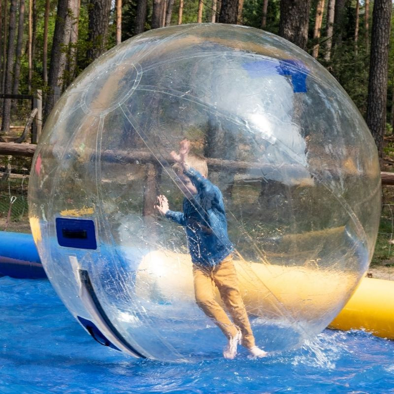 Bassin aquatique et bulles waterball