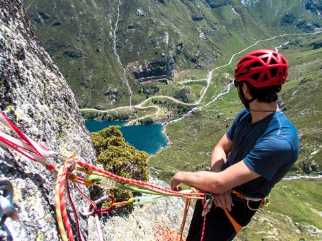 Vue sur l’étang de Soulcem depuis la voie « Las Pujos » au Pic de la Madelon en Ariège