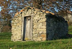 Mairie de Saint-Georges dans le Cantal : Cabanne en pierres de Chabriac.