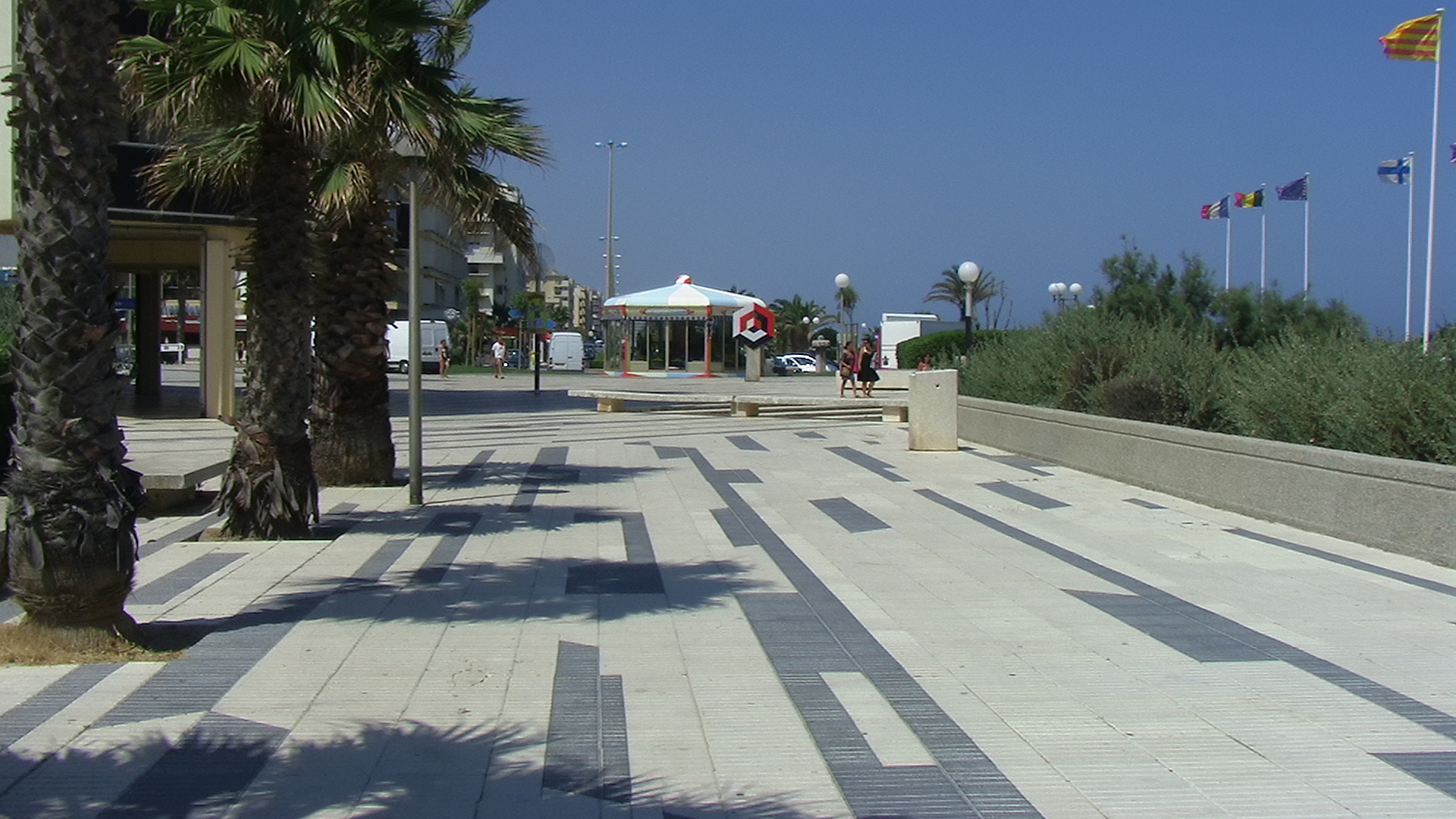 Acces arriere sur la promenade qui longe la mer