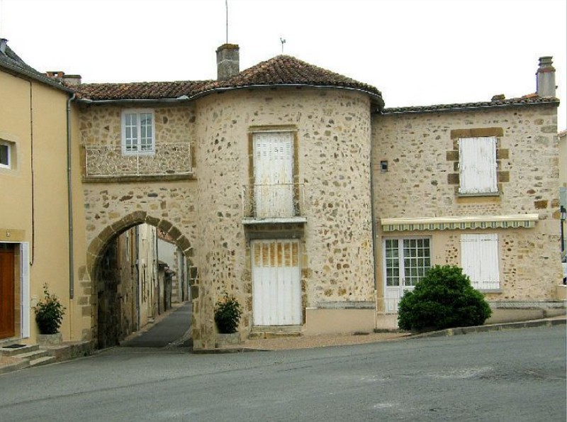 Availles-Limouzine vieille porte