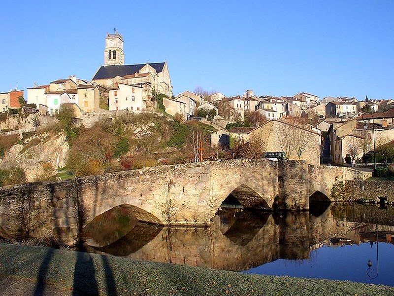 Bellac Eglise notre Dame et vieux pont sur le vincou