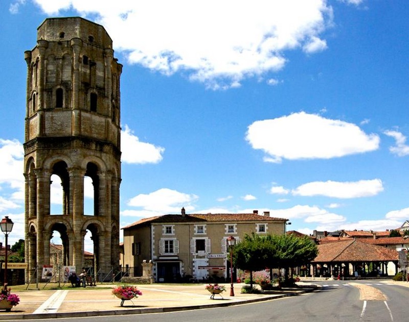 Charroux tour charlemagne