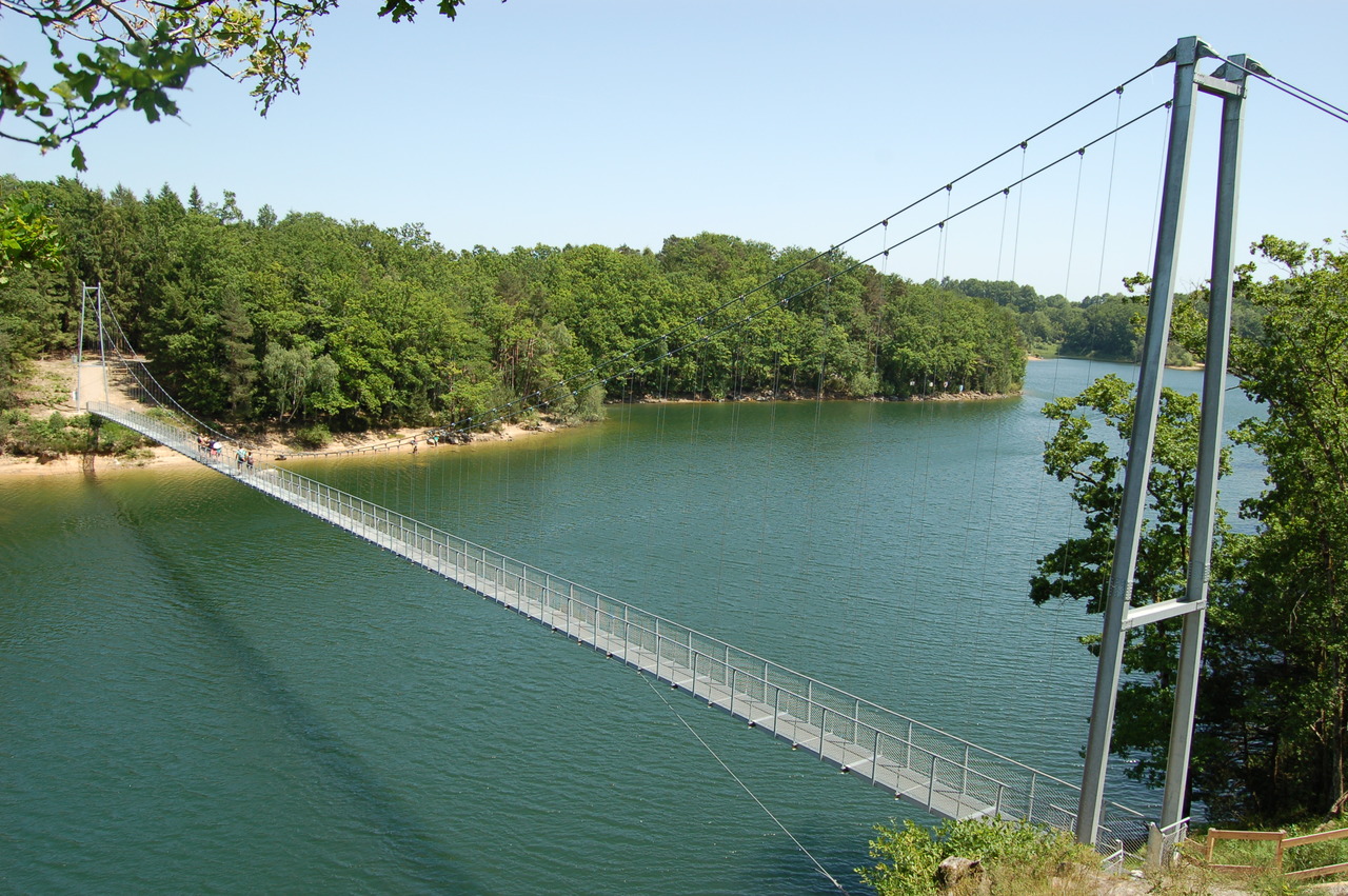 Passerelle Himalayenne au lac de Saint Etienne Cantalès