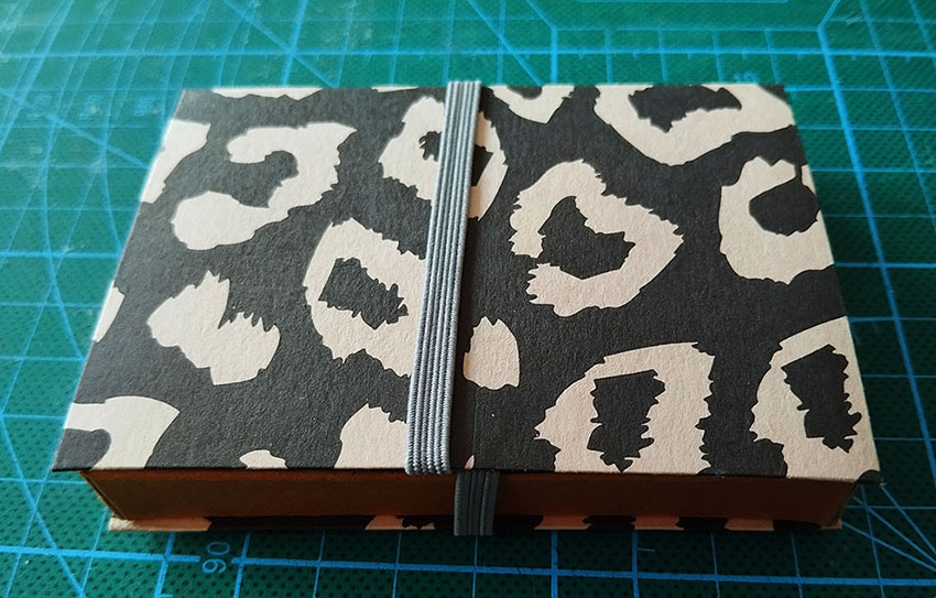 2025 06 porte carte leopard 1 