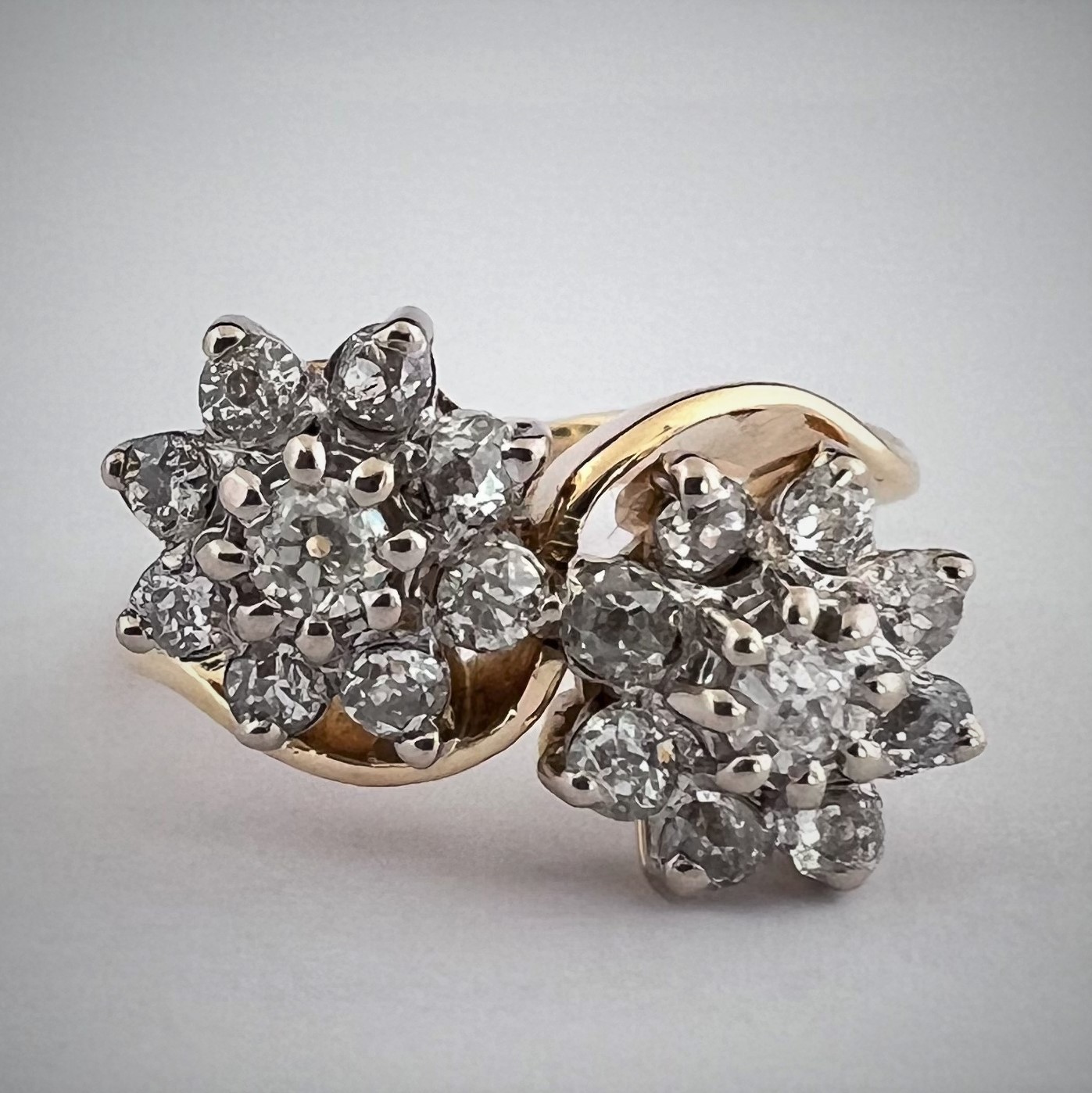 Bague chevalière en or gris et saphir
