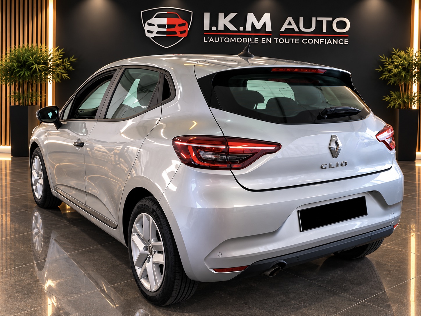 Renault clio dans un showroom premium