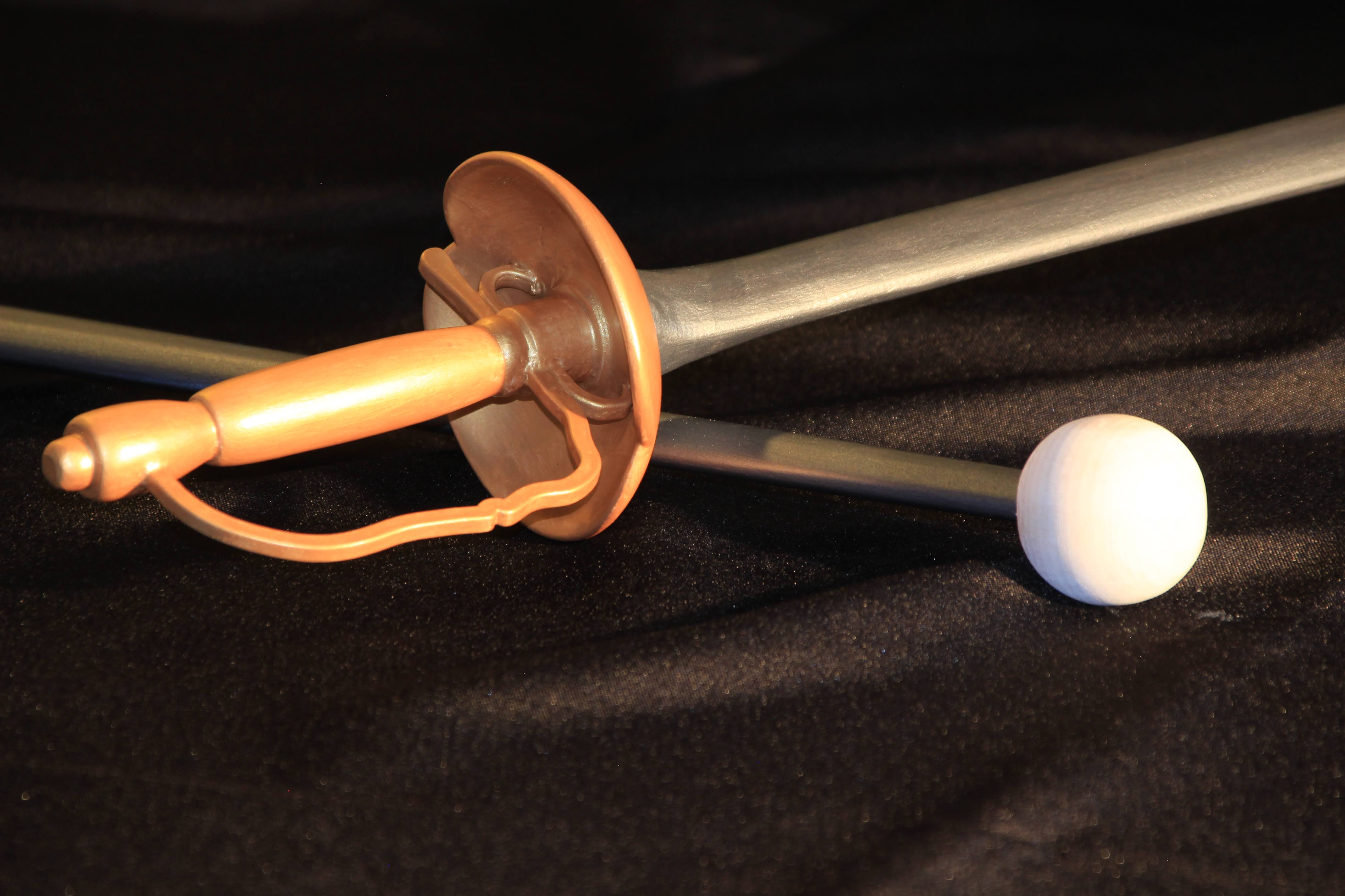 Fac-Similé en bois peint d'une épée du XVIIème siècle, réalisée à partir de plans 3D. Boule (blanche) de protection en bout d'épée.