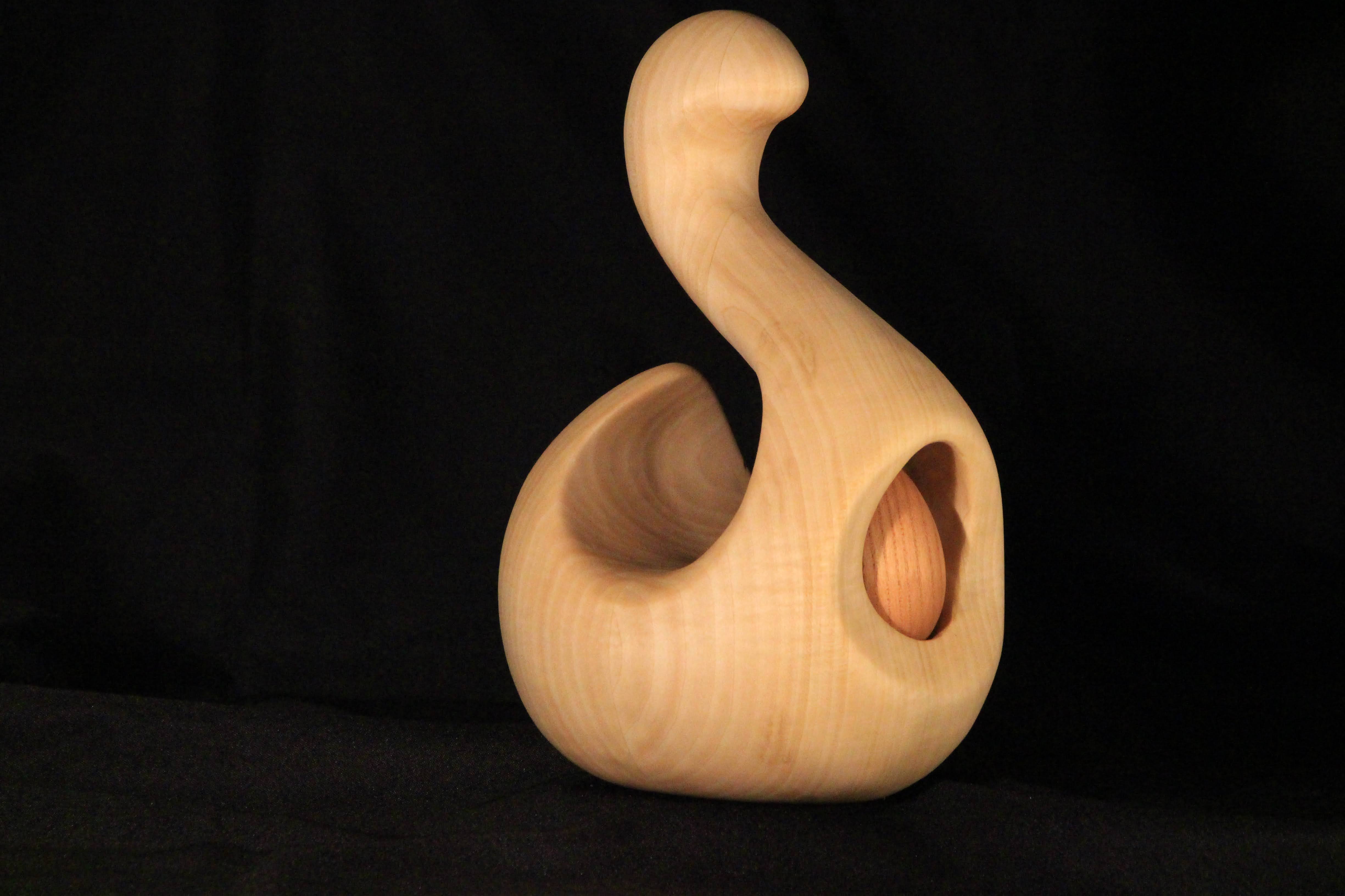 Sculpture contemporaine "L'oeuf et la poule", pièce réalisée à partir de l'esquisse du client, en tilleul et frêne