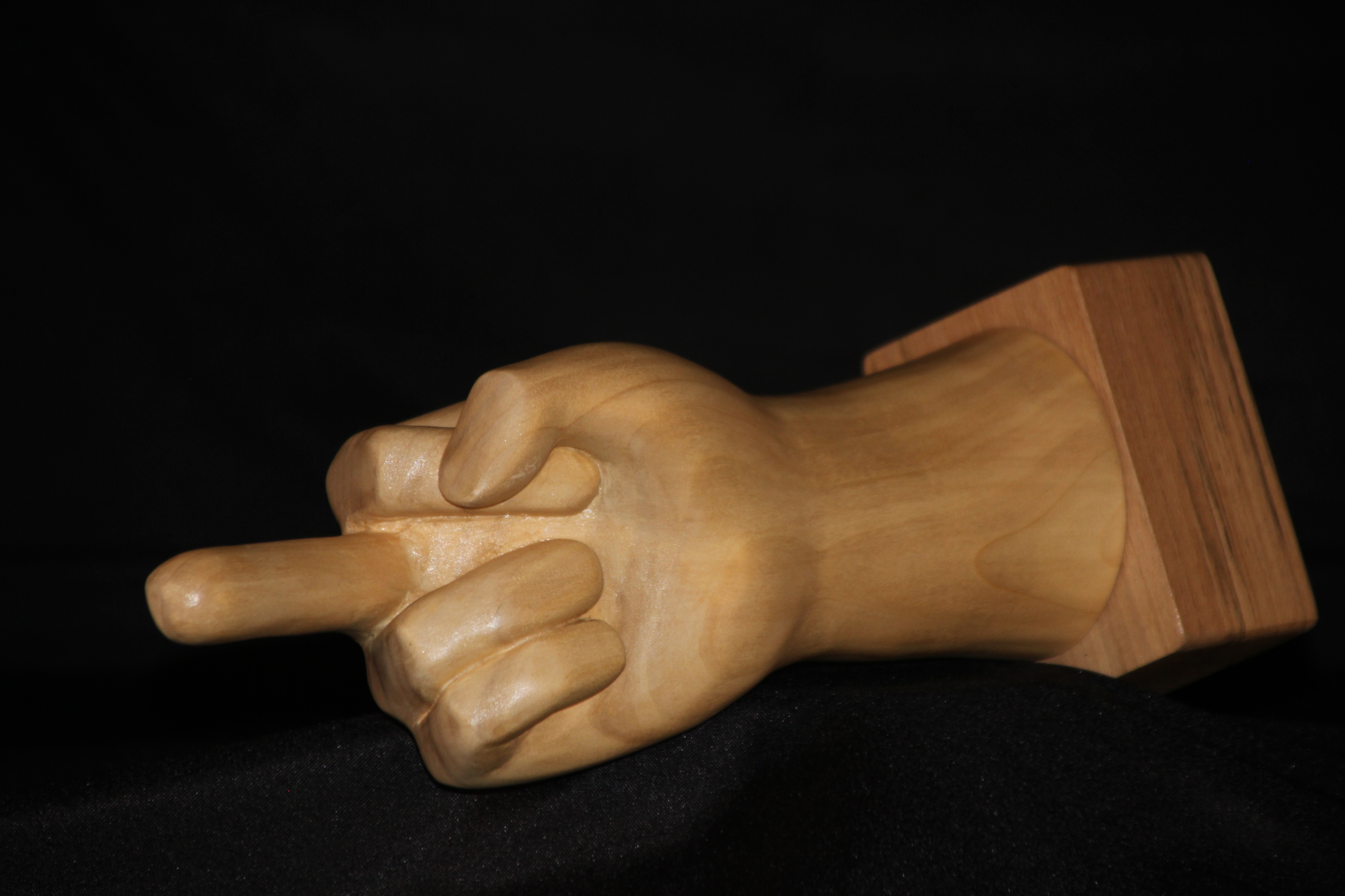 Sculpture Le Doigt d'honneur 2  : Sculpture d'une main au majeur levé, en bois de peuplier, finition ponçage fin et vernis transparent
Cadeau insolite melant humour et sculpture bois