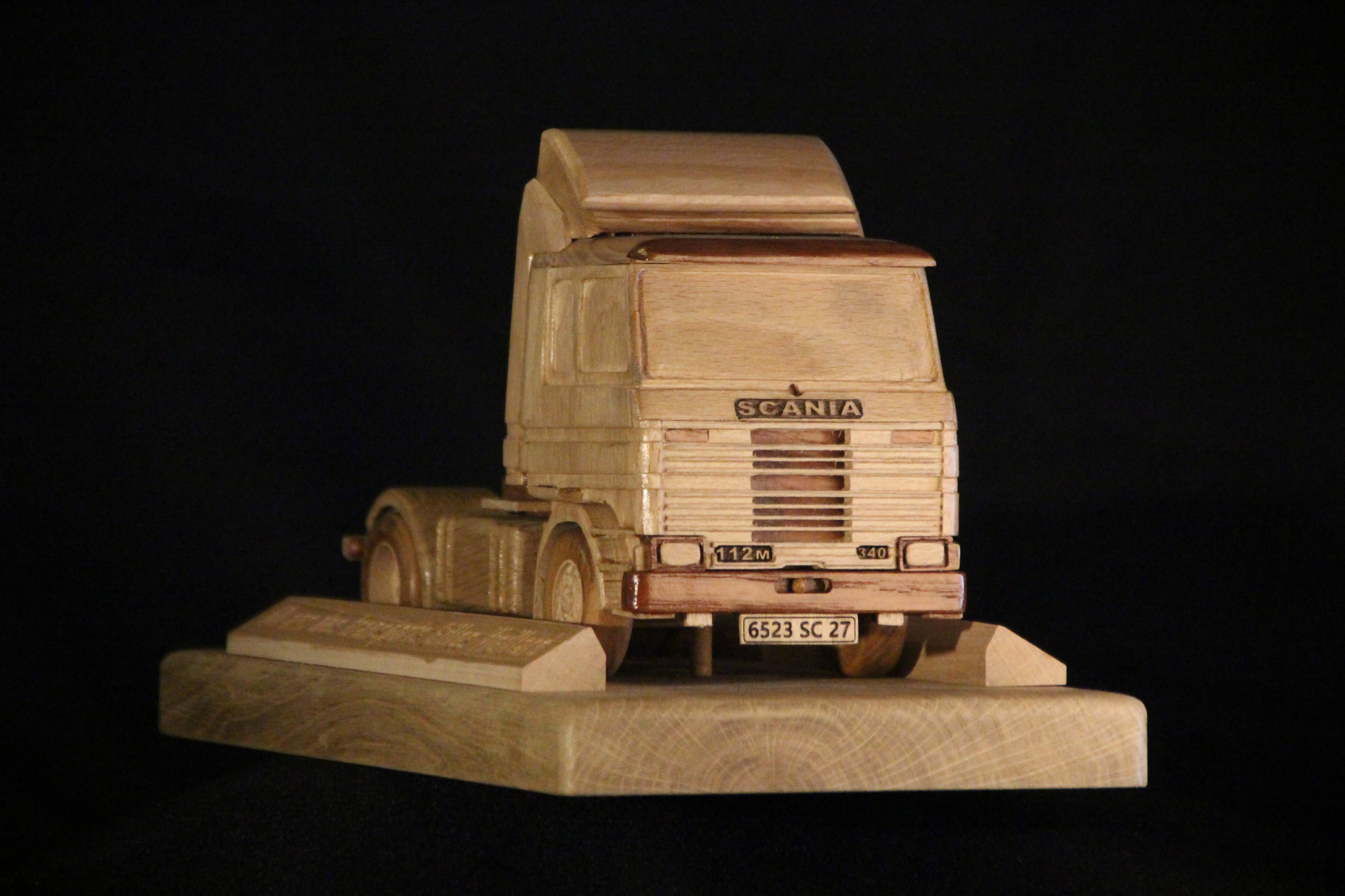 Maquette de Camion Scania 112M des années 80. Maquette én bois hêtre chêne et frêne sur mesure. Cadeau entreprise de transport routier. C'était le premier camion du patron de l'entreprise.