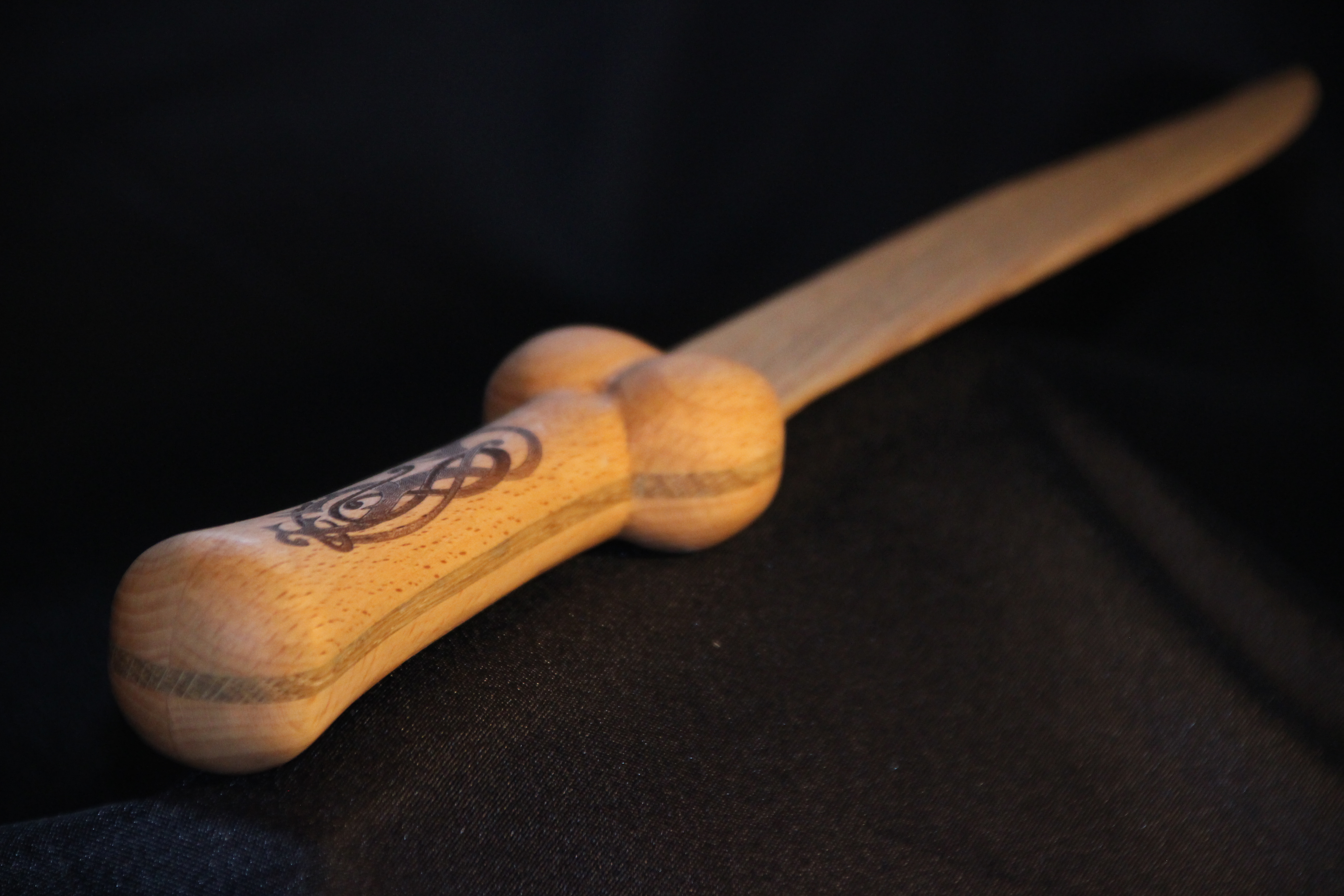 Couteau médiéval en bois, lame en bois, modèle dit à manche testiculaire, en chêne et frêne