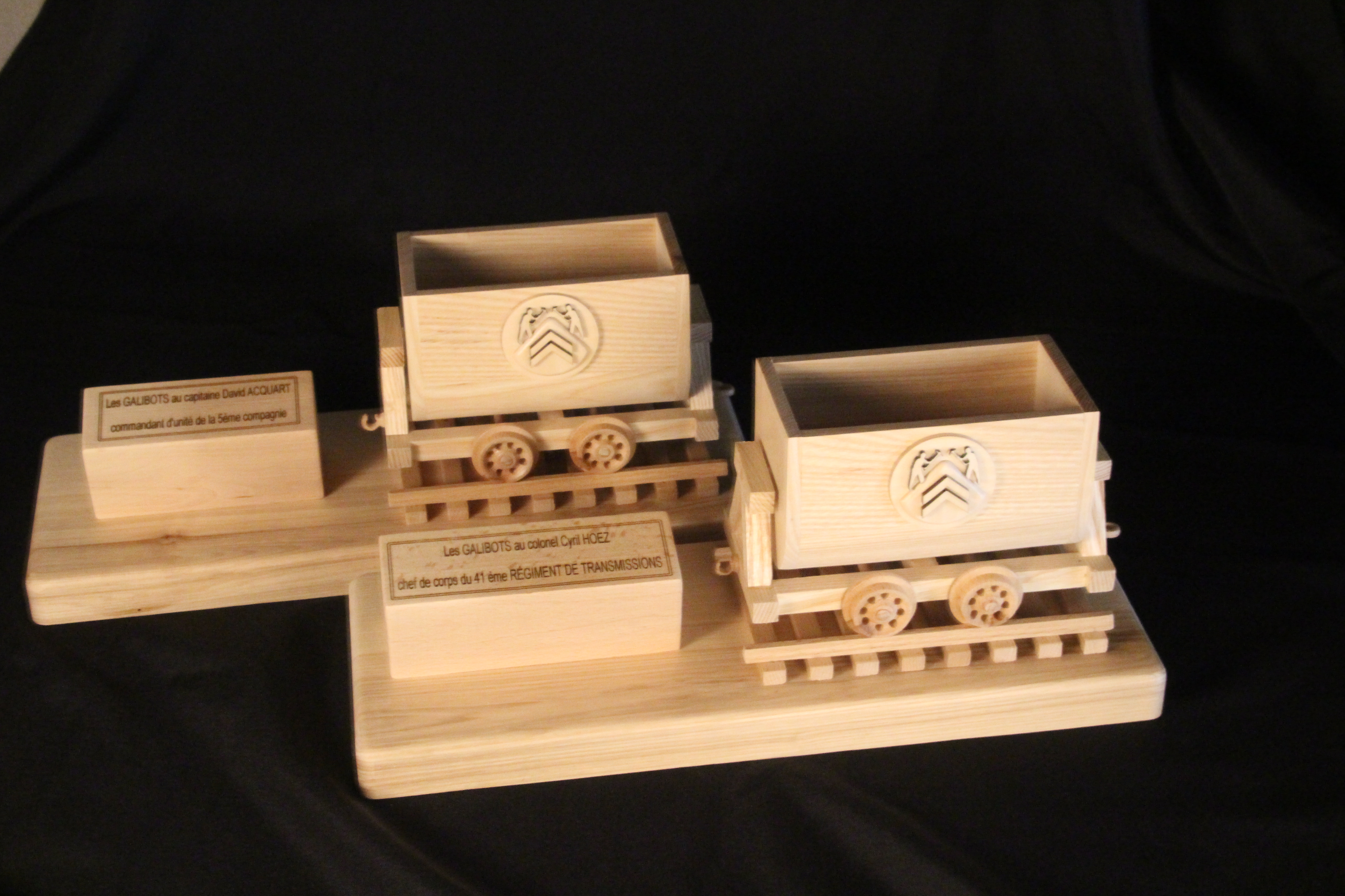 Maquettes de chariots de mineur sur mesure avec écusson du régiment