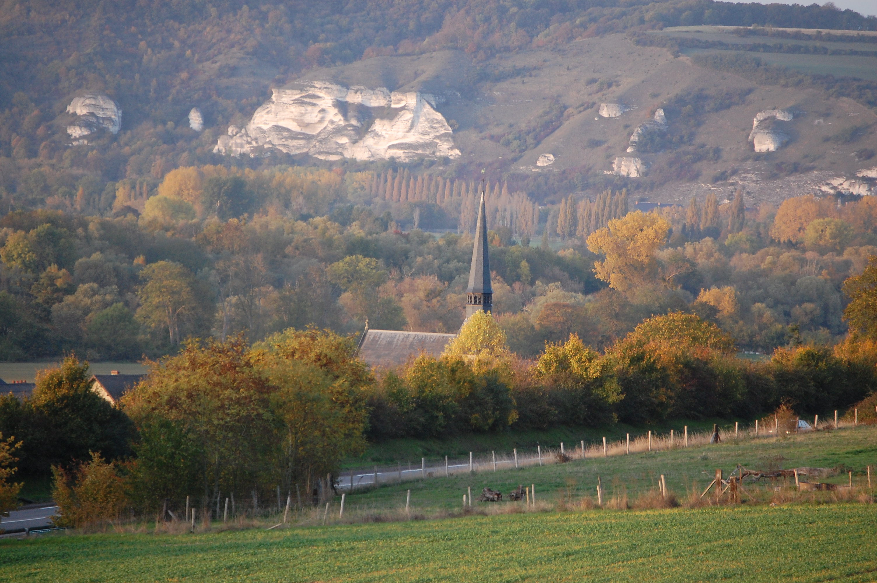 Eglise et falaises de la Seine à Bouafles