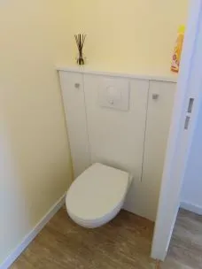 Habillage WC suspendu avec rangement à Rezé