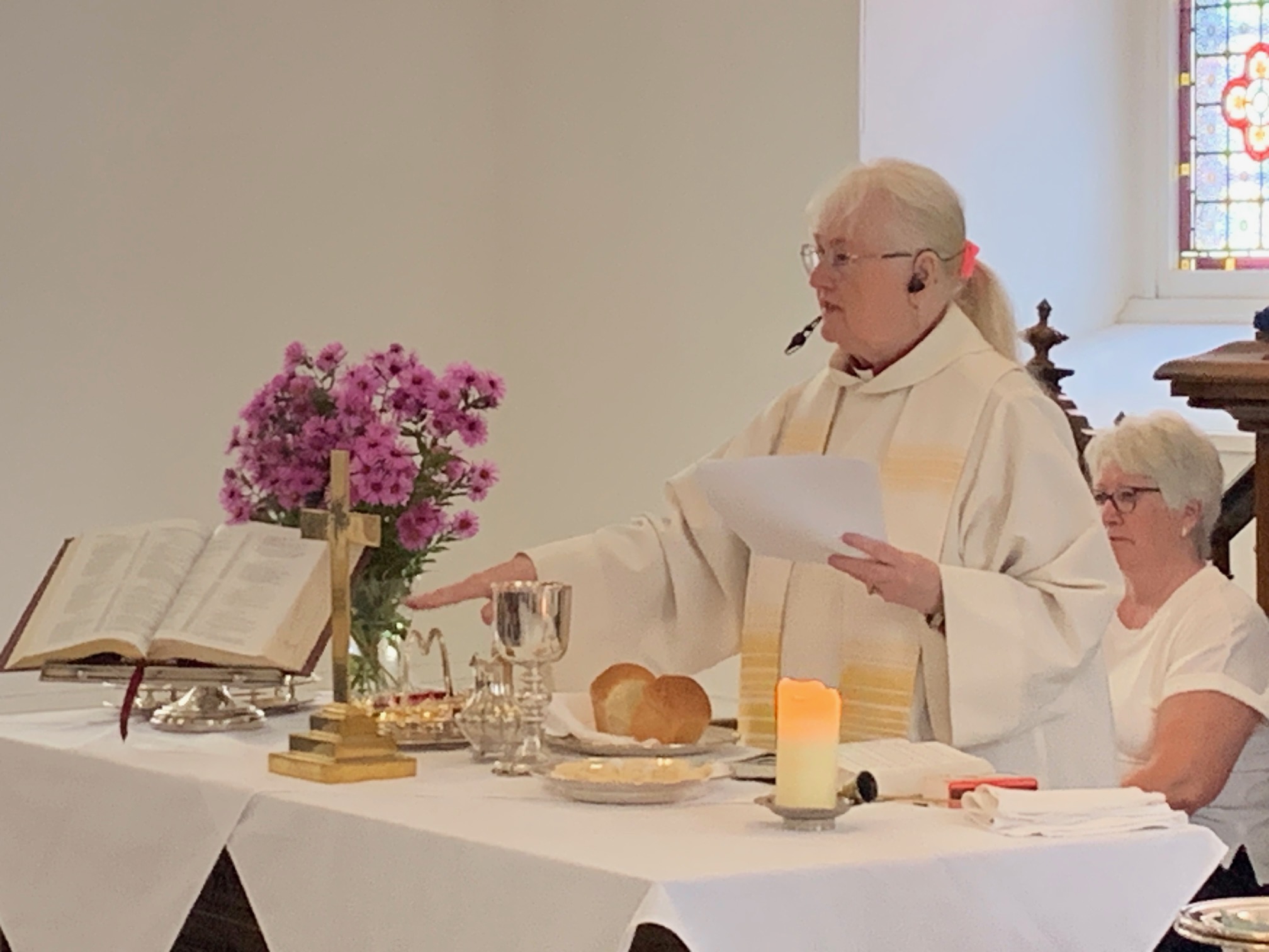 Communion congregation flowers faith 2546