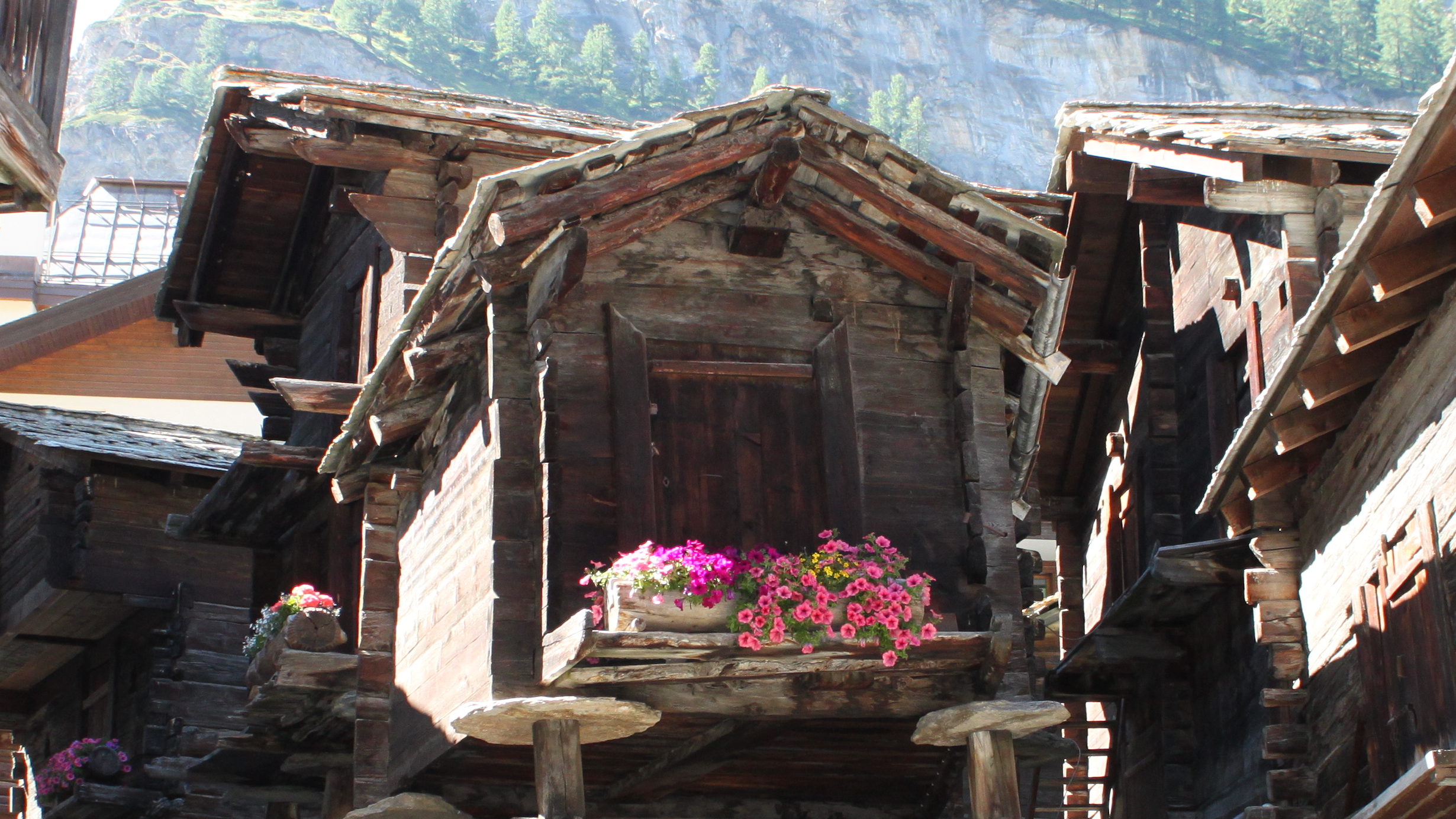 Mazots sur pilotis typiques de Zermatt / Suisse