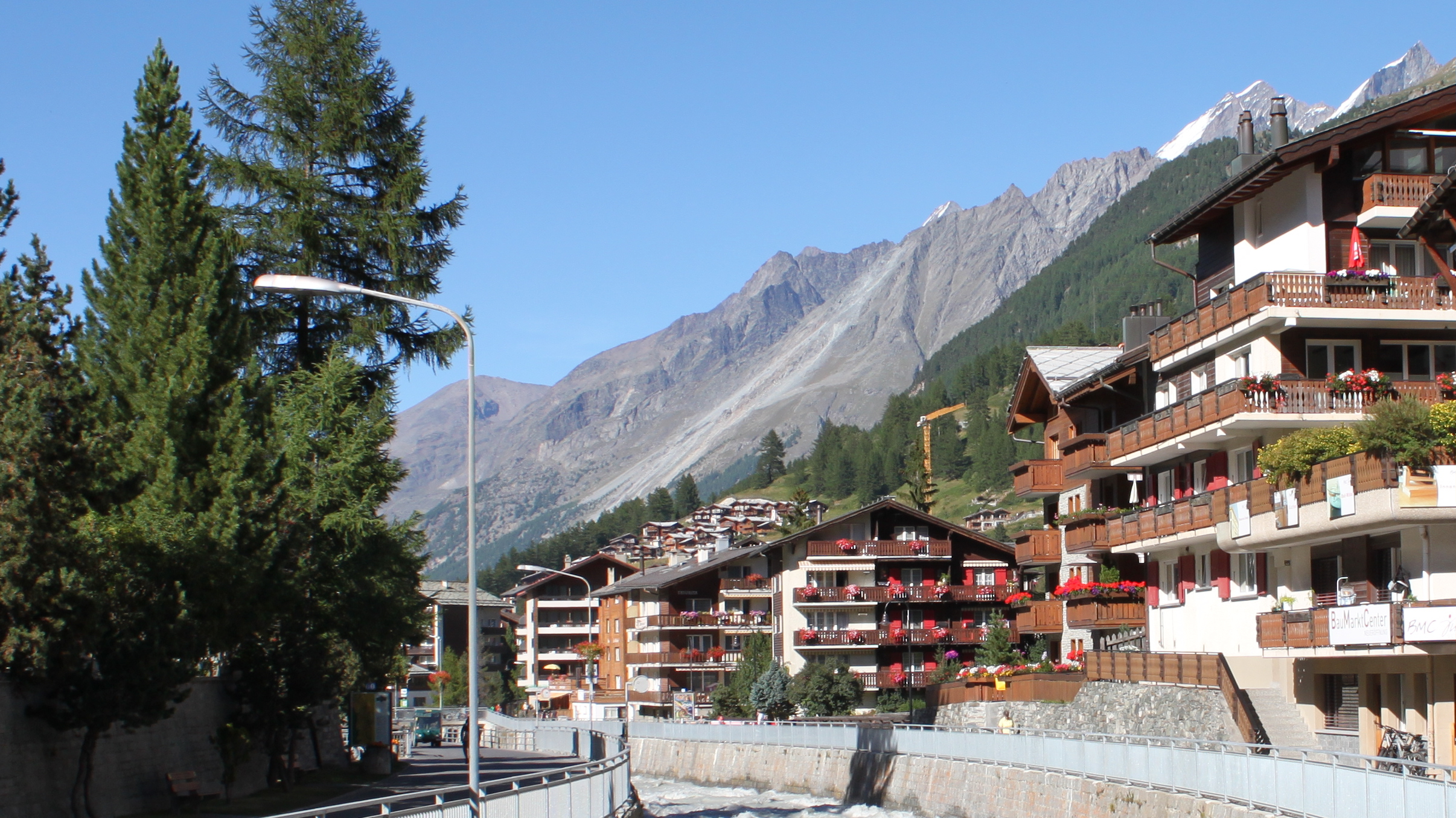 Chalets fleuris bordant la rivière Matter Vispa à Zermatt / Suisse