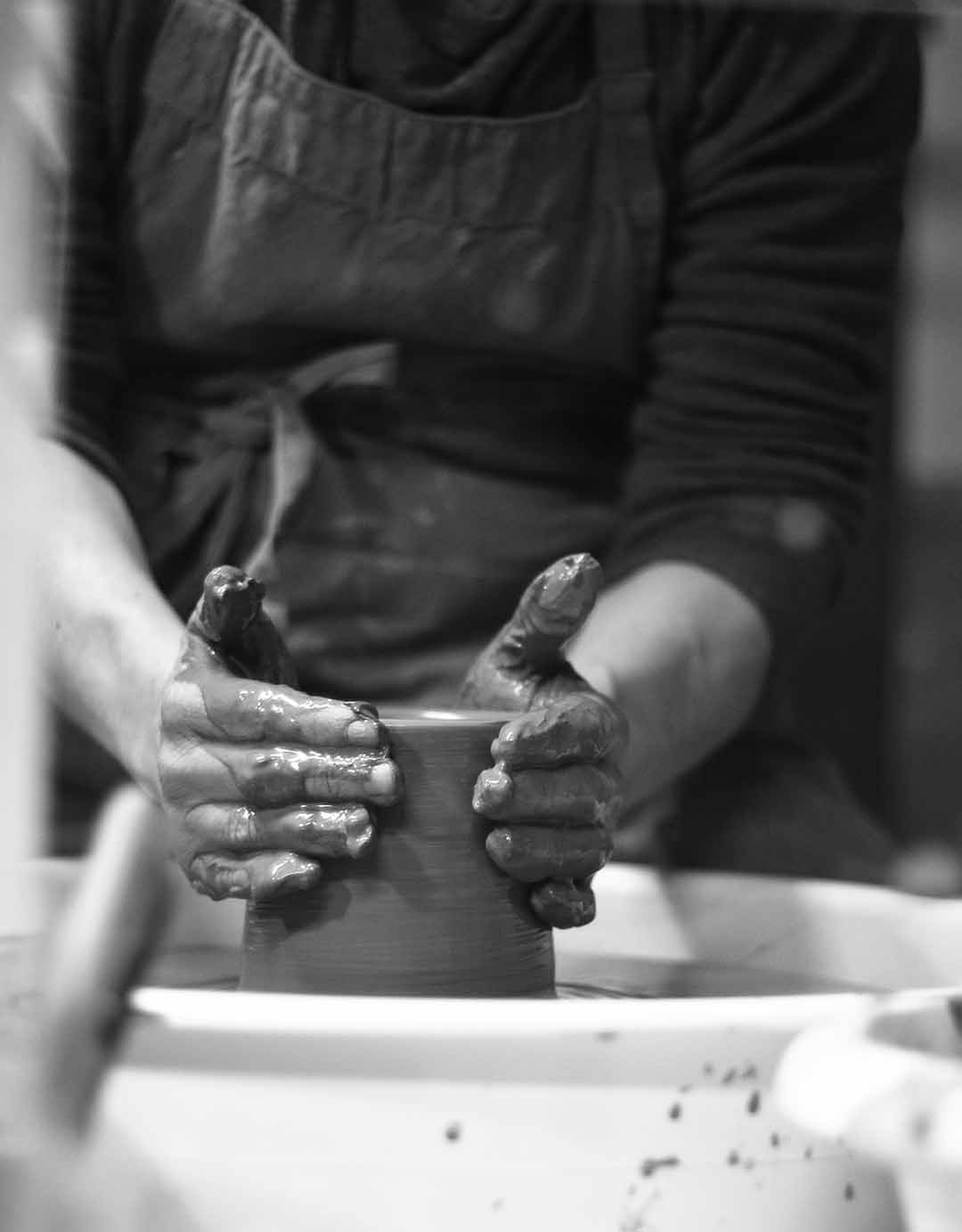 L'Atelier des Deux Terres, Poterie Marcolès Cantal, fabrication artisanale : travail au tour.