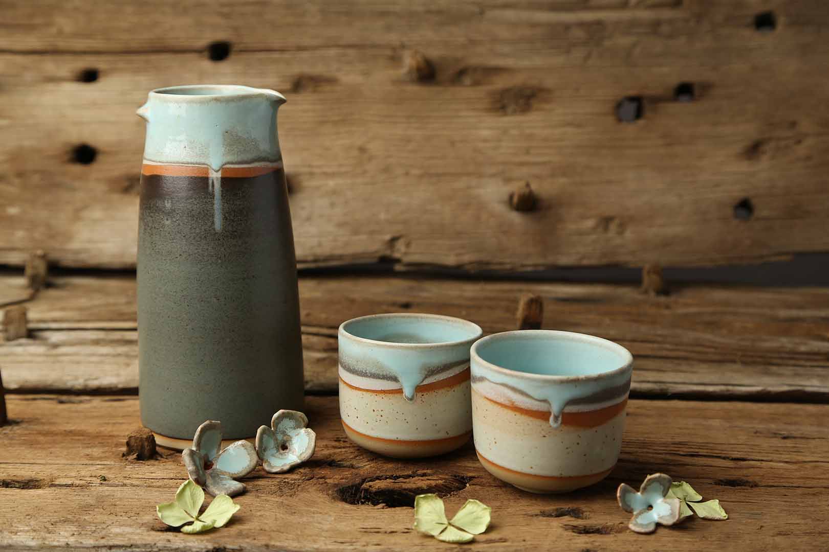 L'Atelier des Deux Terres, Poterie Marcolès Cantal, fabrication artisanale en Grès de Saint-Amand :
Carafes Stanislas, collection Roche.
Pichet droit sans anse créé en collaboration avec Stanislas Coubetergues restaurateur au « Champ des vignes » à Aurillac. Carafe droite gris anthracite et bleu clair avec repose-doigt. Émail satiné à l’extérieur et brillant à l’intérieur.

