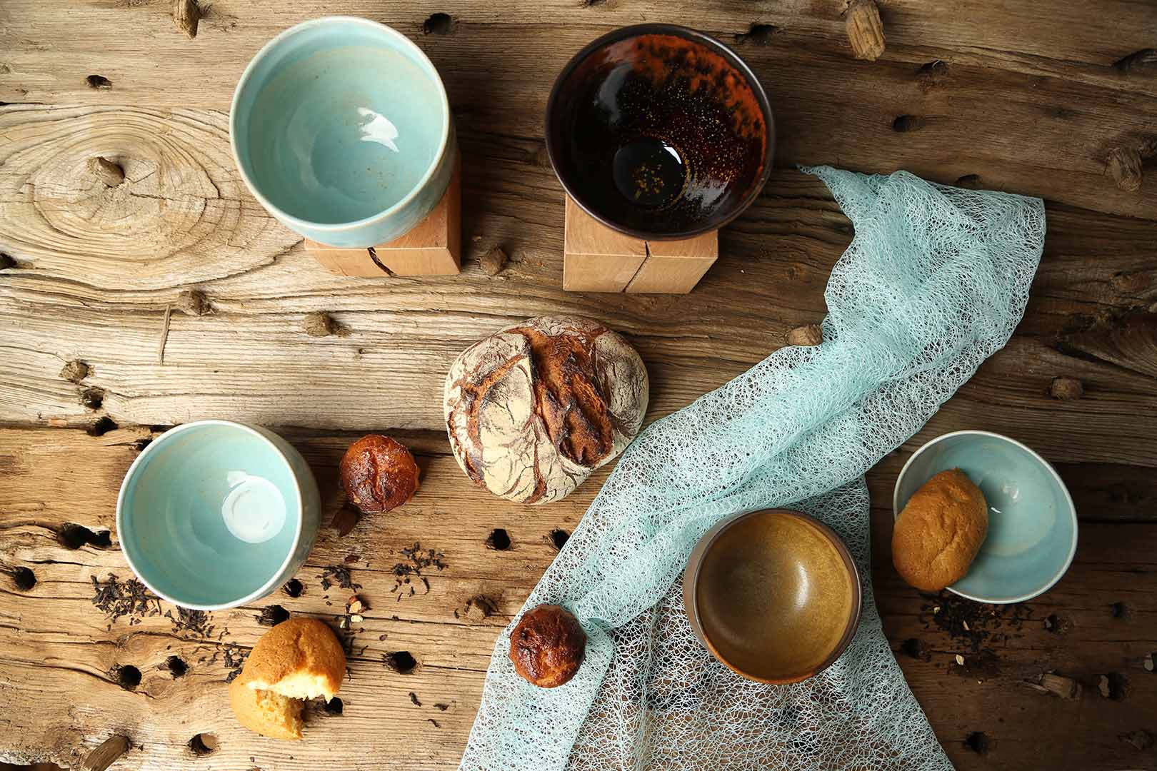 L'Atelier des Deux Terres, Poterie Marcolès Cantal, fabrication artisanale en Grès de Saint-Amand.
Tasse à café “Les Stéphanie”, collection Ciel et mer.
Tasse ronde 2 couleurs bleu-vert ton sur ton.
Émail brillant à satiné extérieur/intérieur.
