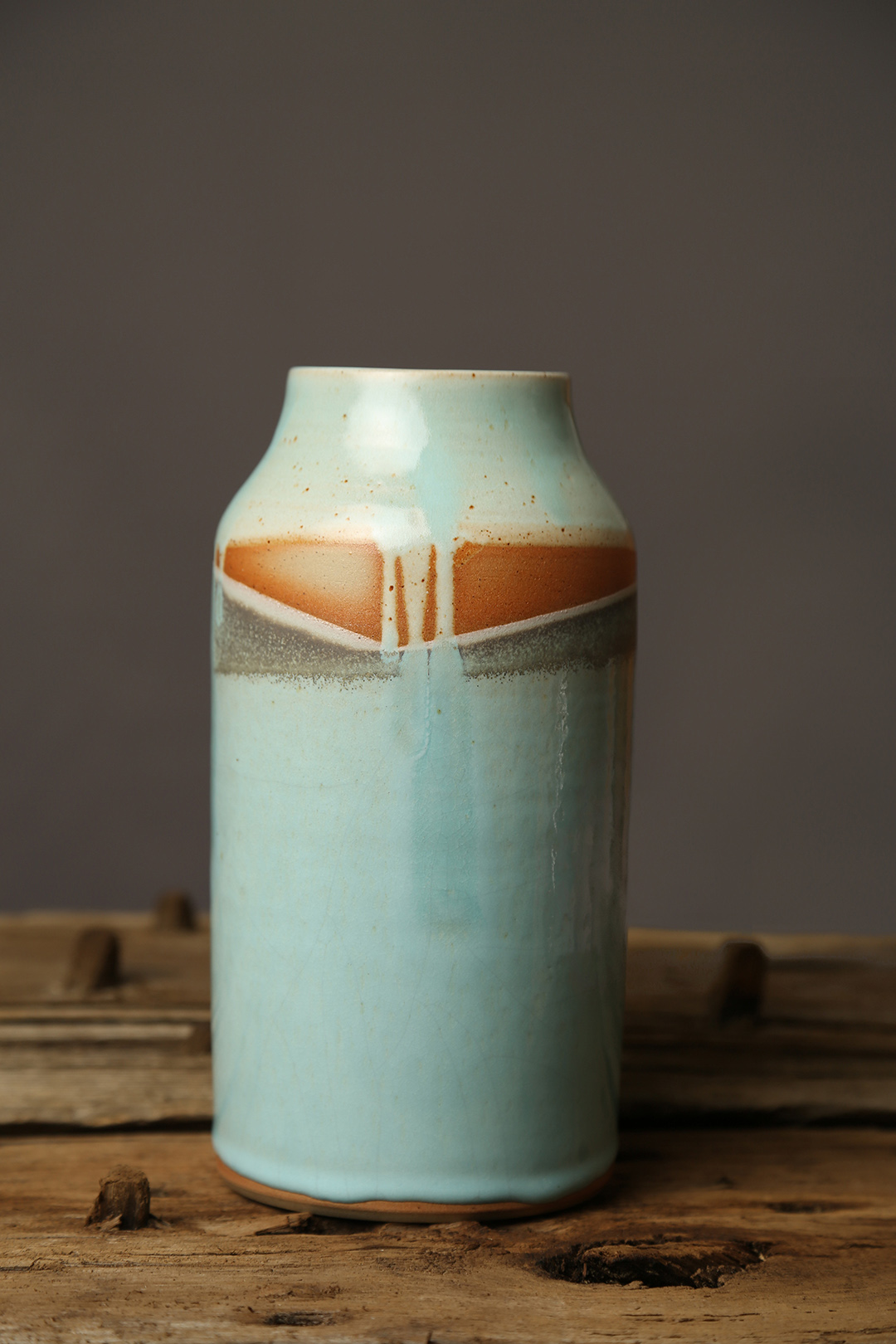 L'Atelier des Deux Terres, Poterie Marcolès Cantal, fabrication artisanale en Grès de Saint-Amand :
Vase droit Paysage, collection ciel et mer.
Vase droit bleu-vert ton sur ton.
Pièce unique. Émail satiné à l’extérieur et brillant à l’intérieur.