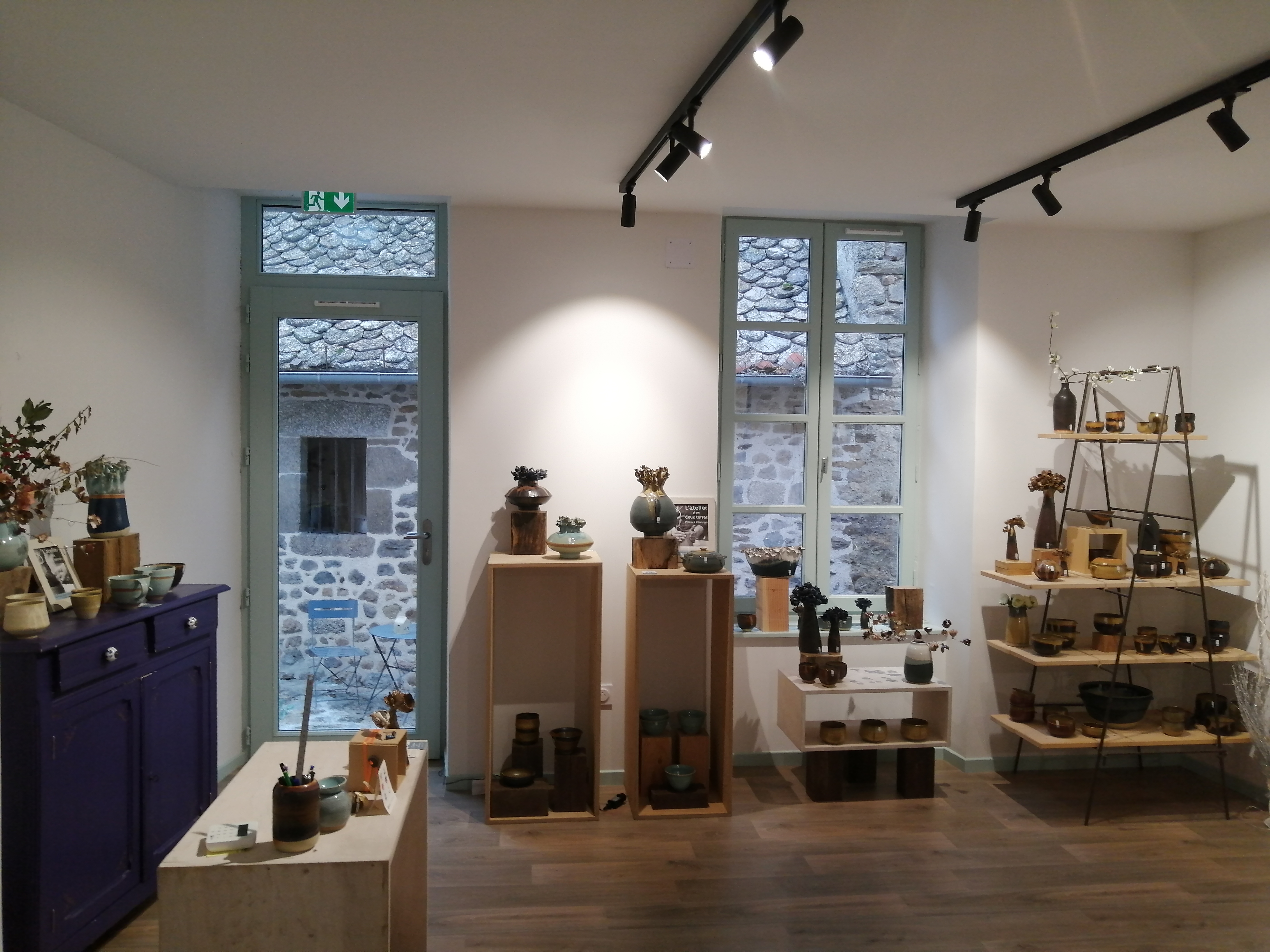L'Atelier des Deux Terres, Poterie Marcolès Cantal, fabrication artisanale en Grès de Saint-Amand : Hélène Mouton-Simonet.