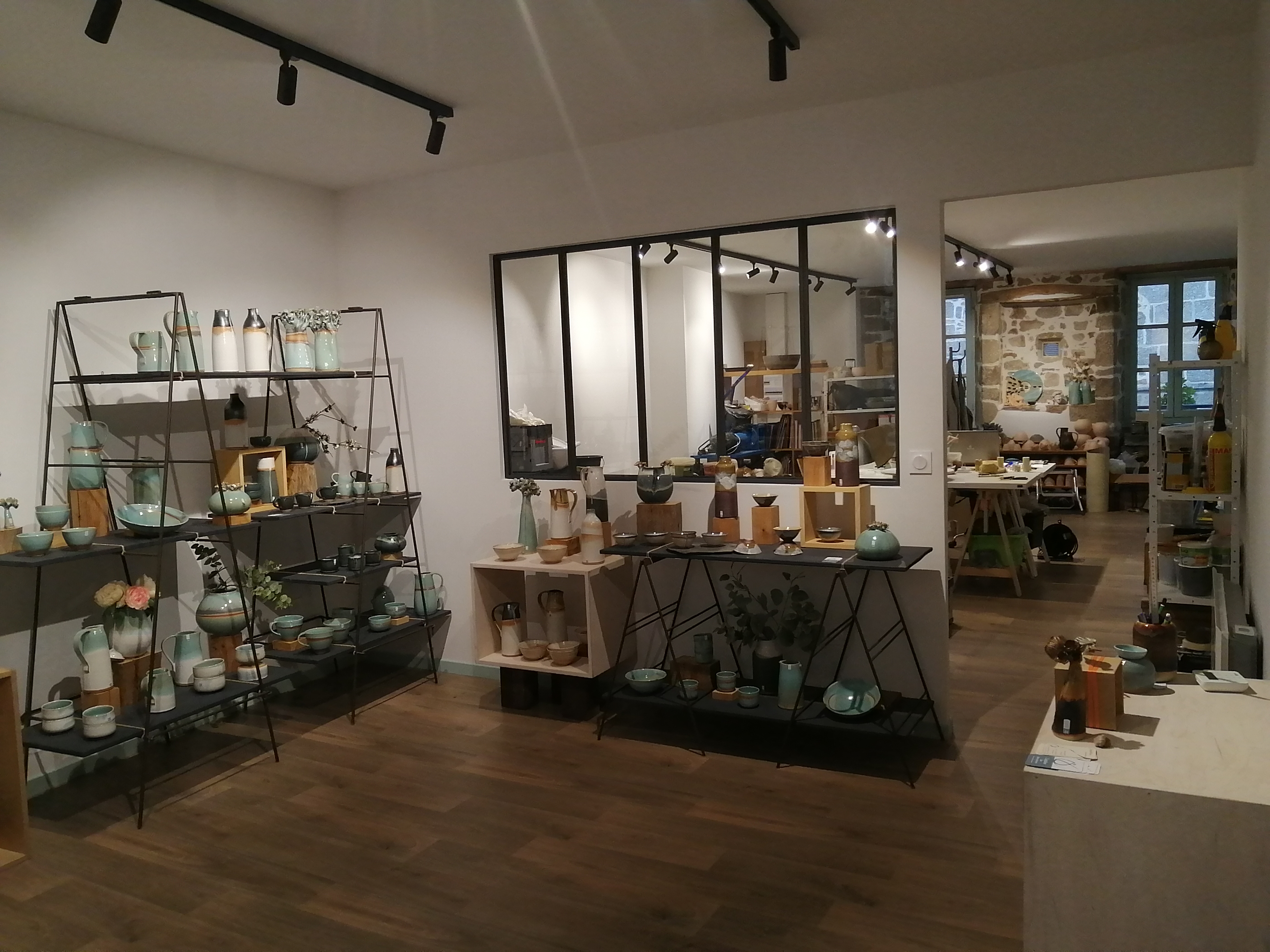 L'Atelier des Deux Terres, Poterie Marcolès Cantal, fabrication artisanale en Grès de Saint-Amand. Travail au tour.