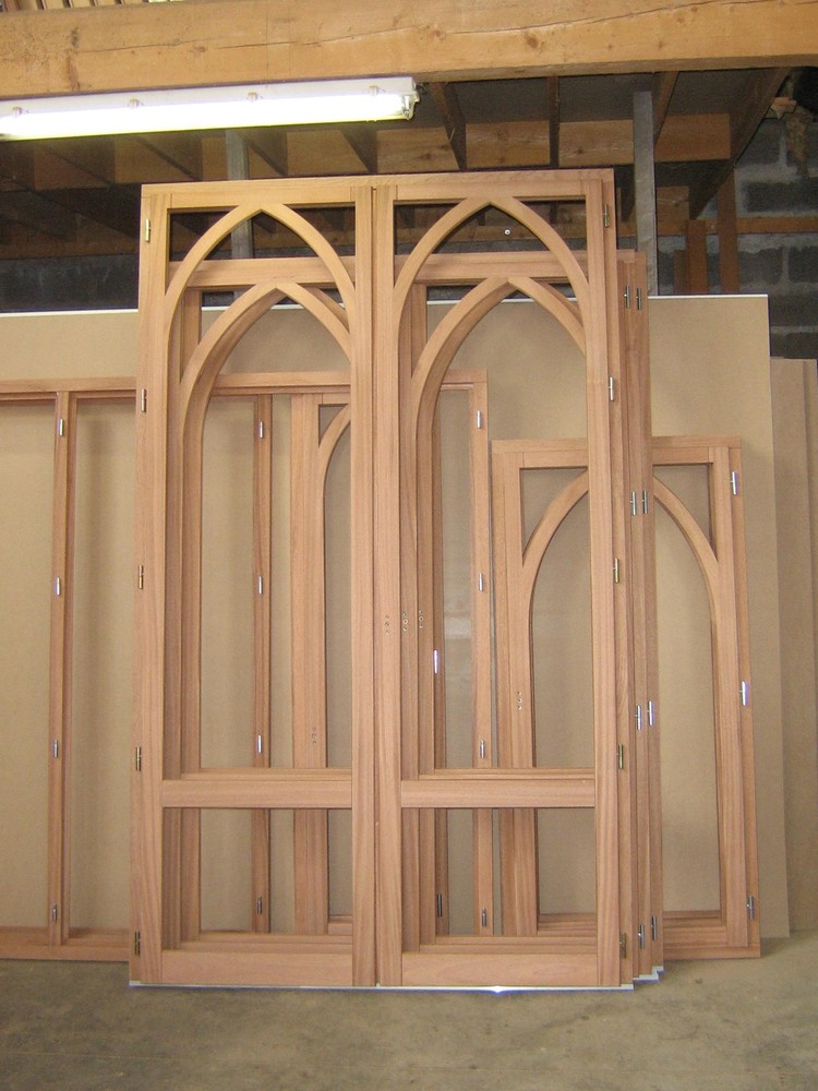 ensemble de menuiserie bois à motif d'ogive en cour de fabrication par menuiserie Papavoine dans l'Eure