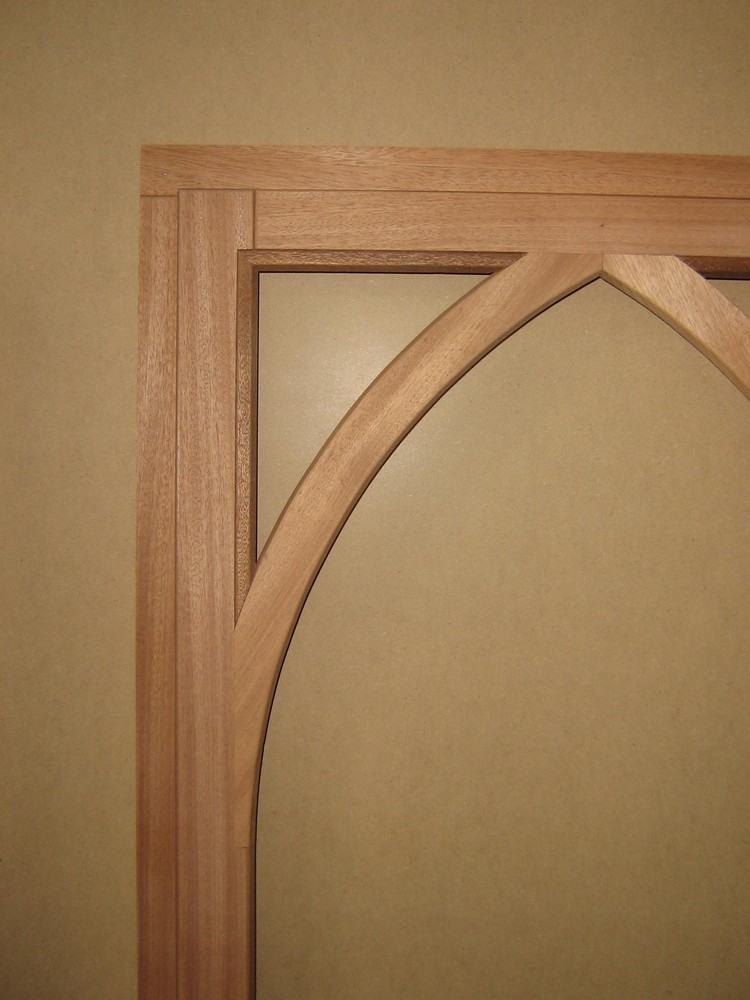 ensemble de menuiserie bois à motif d'ogive en cour de fabrication par menuiserie Papavoine dans l'Eure