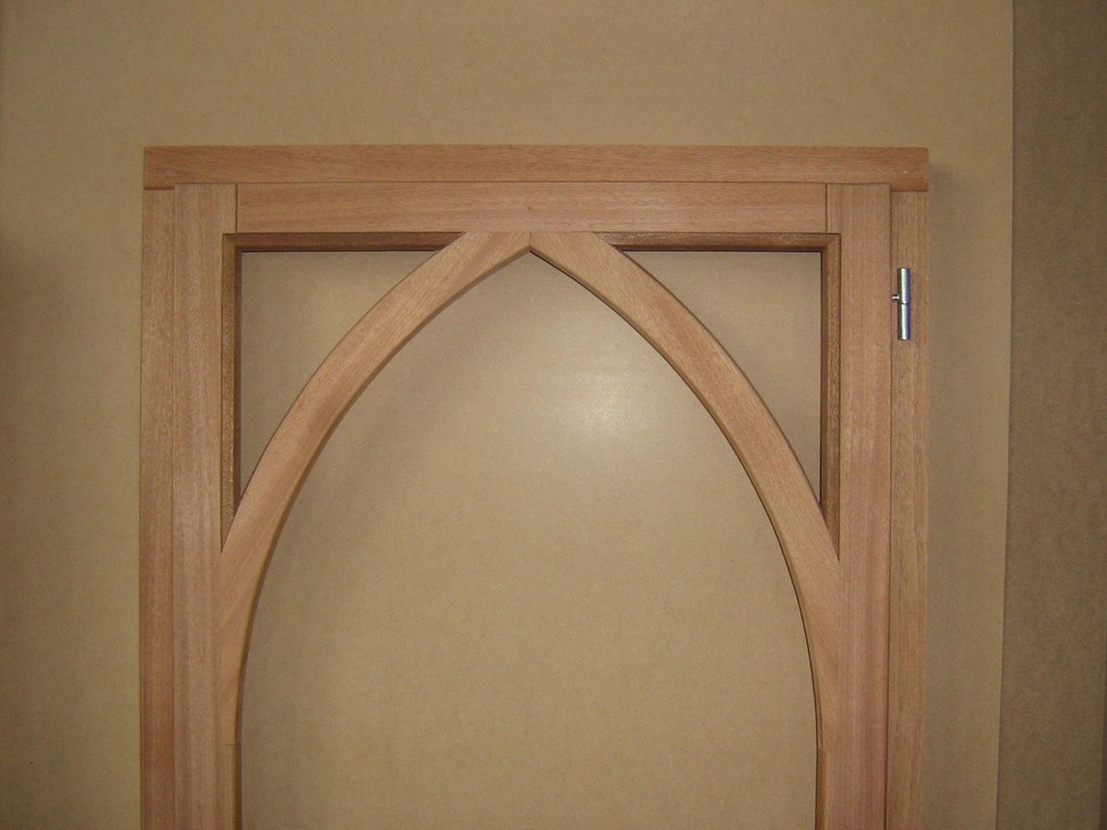 ensemble de menuiserie bois à motif d'ogive en cour de fabrication par menuiserie Papavoine dans l'Eure