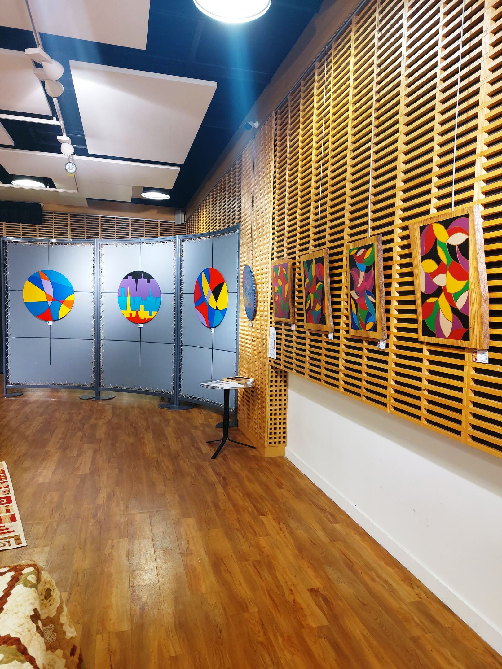 Présentation des collections Abstraktica et Abstractions Géométriques lors d'une exposition à La Rochelle.
