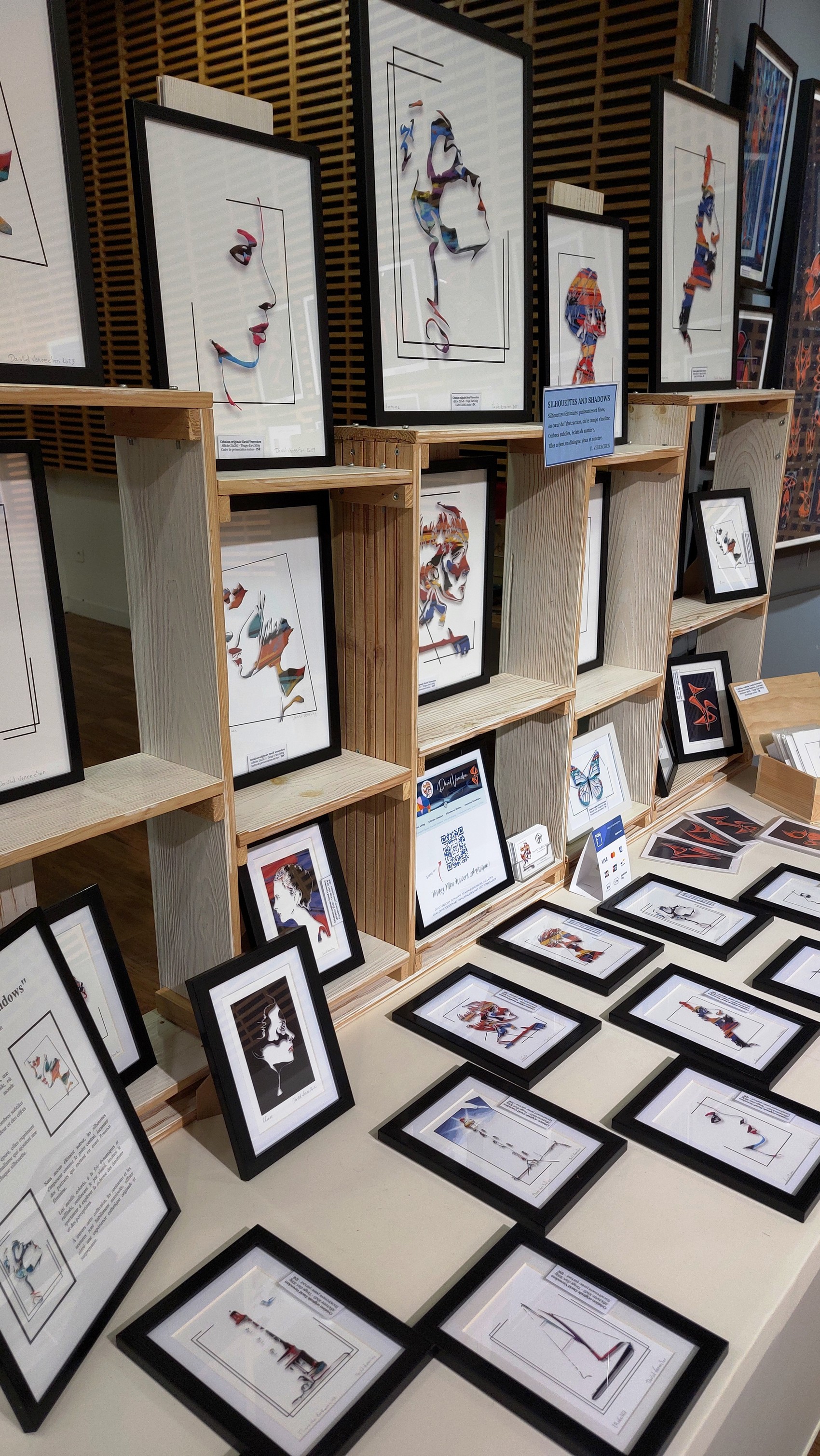 Série de tableaux numériques Silhouettes and Shadows de David Vereecken exposés dans des cadres élégants.

