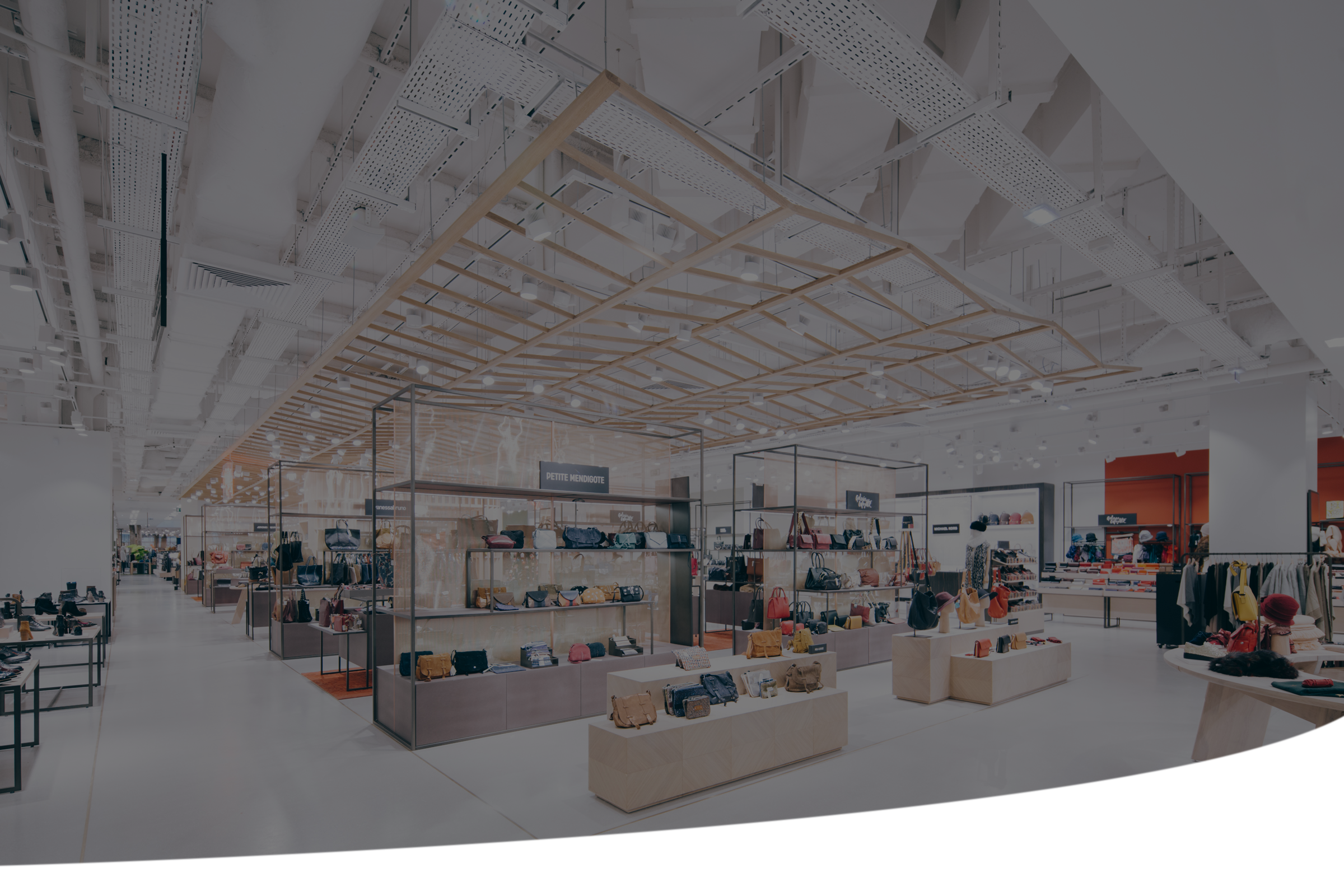 aménagement Galeries Lafayette présentation mobilier maroquinerie bois