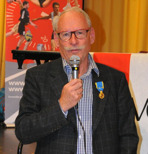 Jean-pierre-nehr-a-ete-decore-par-henri-lapierre-president-d-honneur-du-club-1385325320