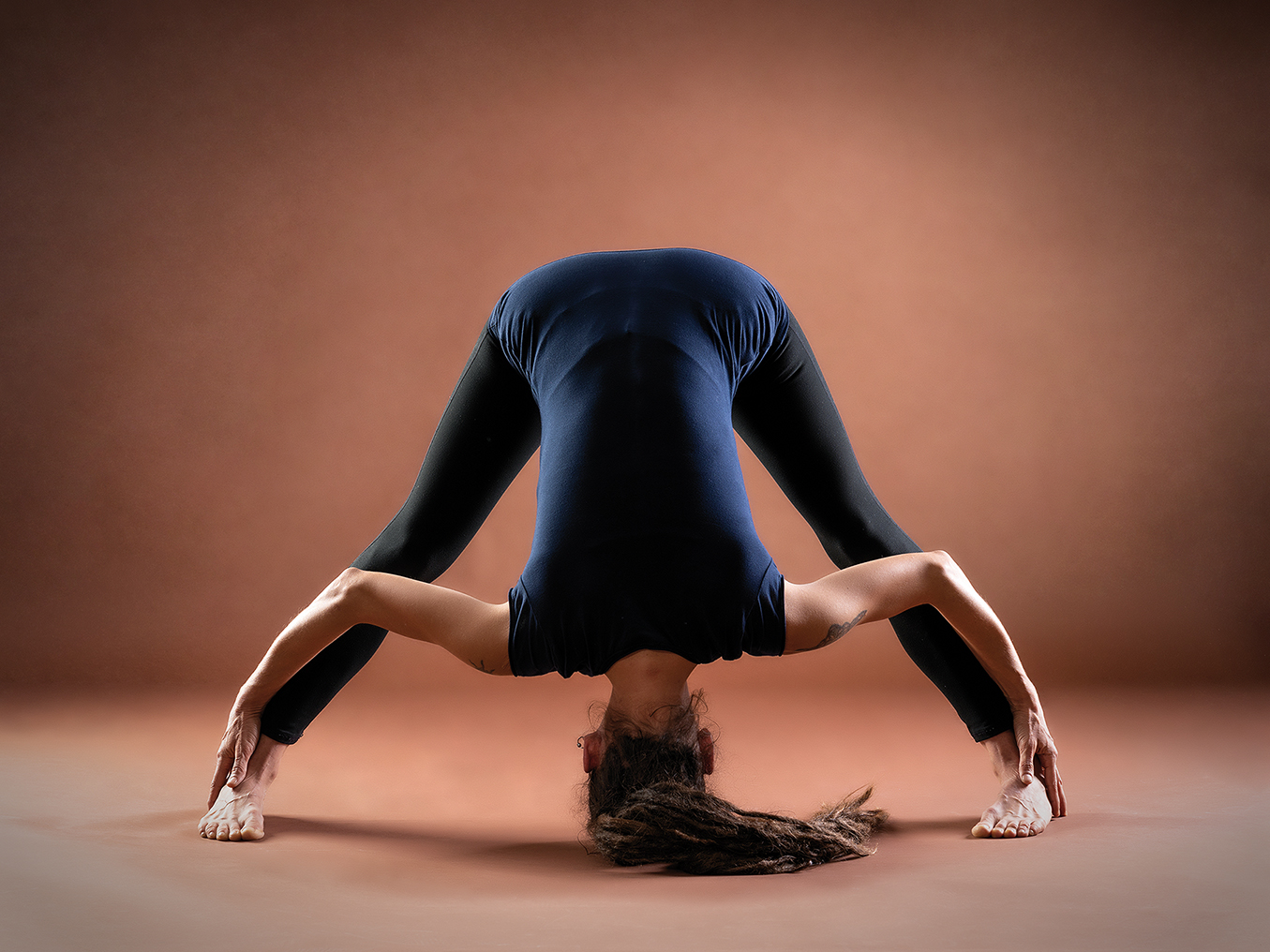  Prasarita Padottasana: posture de la flexion en avant, les jambes écartées