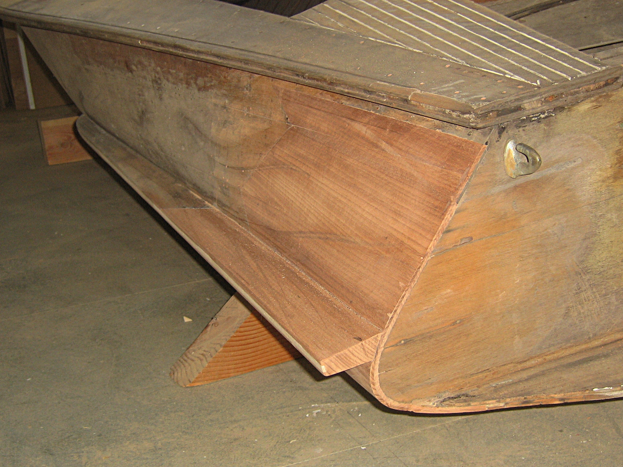 Réparation d'une coque de bateau dinghy en bois moulé par menuiserie Papavoine